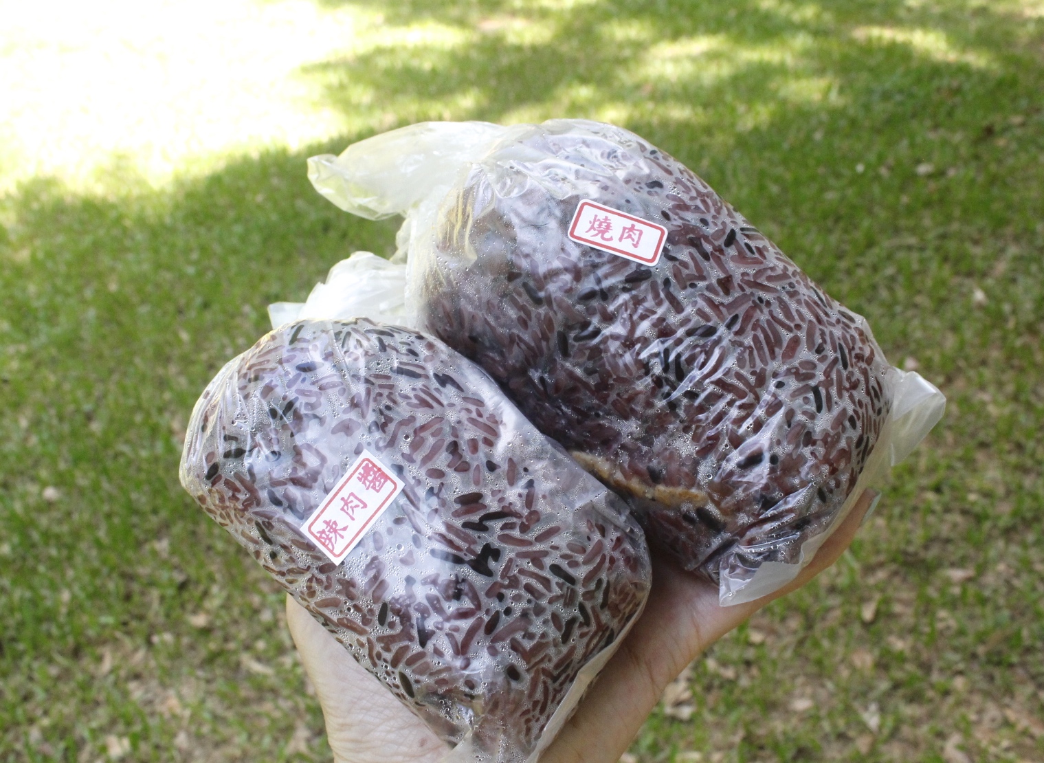 【食 粗飽食研所】大湳市場入口點「紫米飯糰車」。飯糰界的Big size直逼一個便當飽度! 【食 粗飽食研所】大湳市場入口點「紫米飯糰車」。飯糰界的Big size直逼一個便當飽度!
