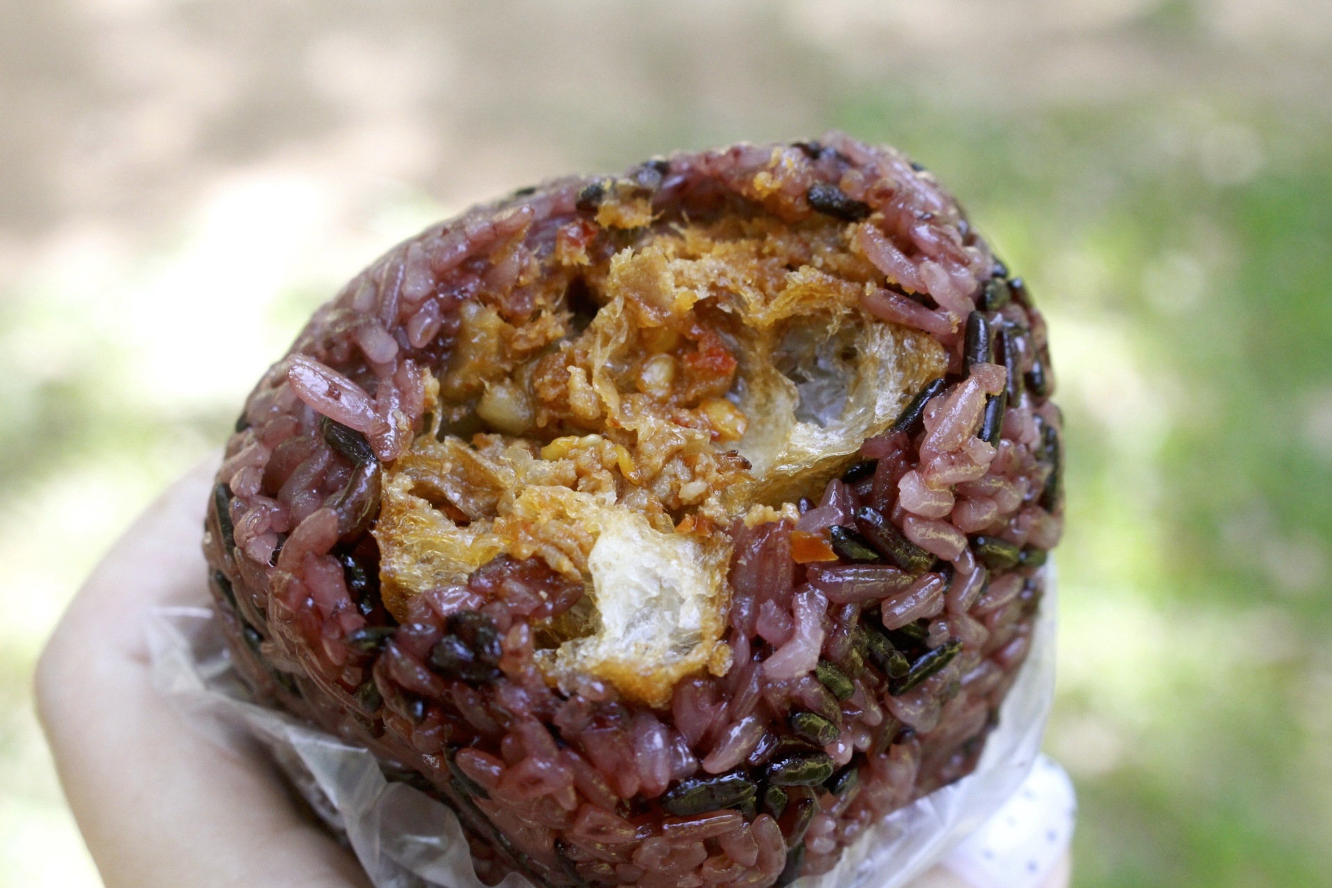 【食 粗飽食研所】大湳市場入口點「紫米飯糰車」。飯糰界的Big size直逼一個便當飽度! 【食 粗飽食研所】大湳市場入口點「紫米飯糰車」。飯糰界的Big size直逼一個便當飽度!