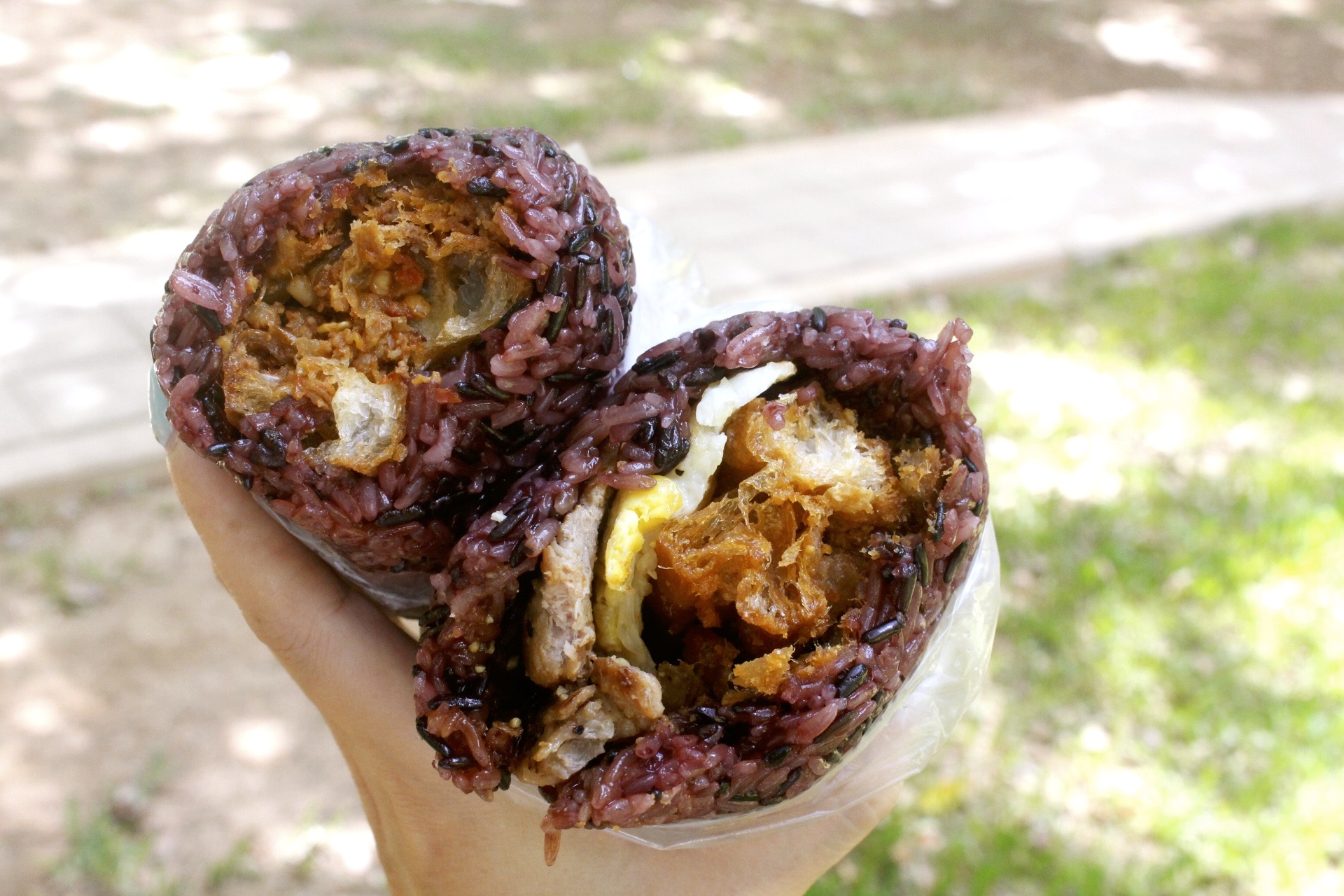 【食 粗飽食研所】大湳市場入口點「紫米飯糰車」。飯糰界的Big size直逼一個便當飽度！