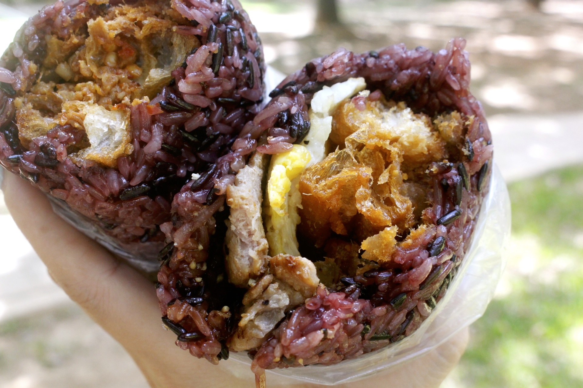 【食 粗飽食研所】大湳市場入口點「紫米飯糰車」。飯糰界的Big size直逼一個便當飽度! 【食 粗飽食研所】大湳市場入口點「紫米飯糰車」。飯糰界的Big size直逼一個便當飽度!