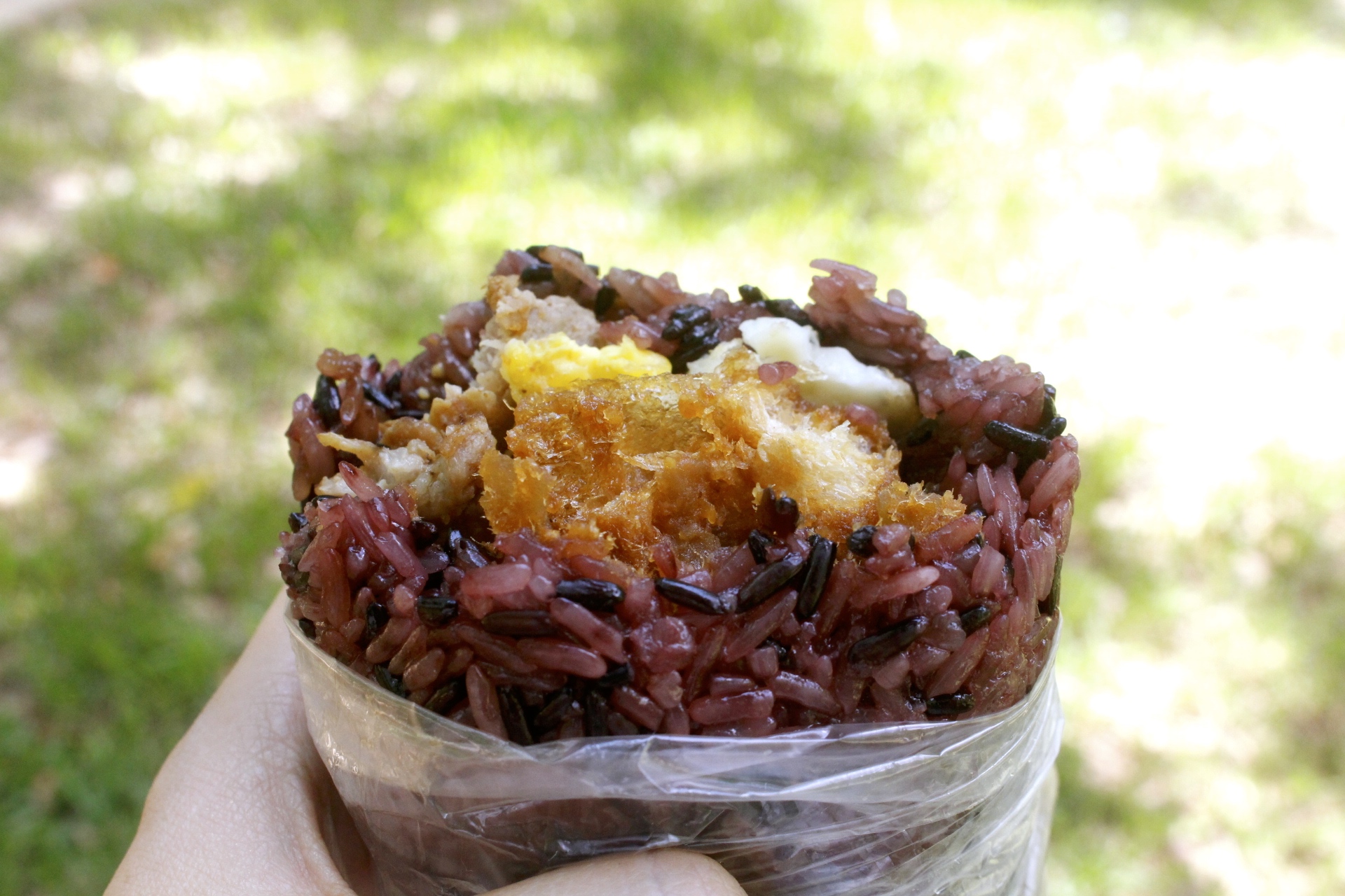 【食 粗飽食研所】大湳市場入口點「紫米飯糰車」。飯糰界的Big size直逼一個便當飽度! 【食 粗飽食研所】大湳市場入口點「紫米飯糰車」。飯糰界的Big size直逼一個便當飽度!