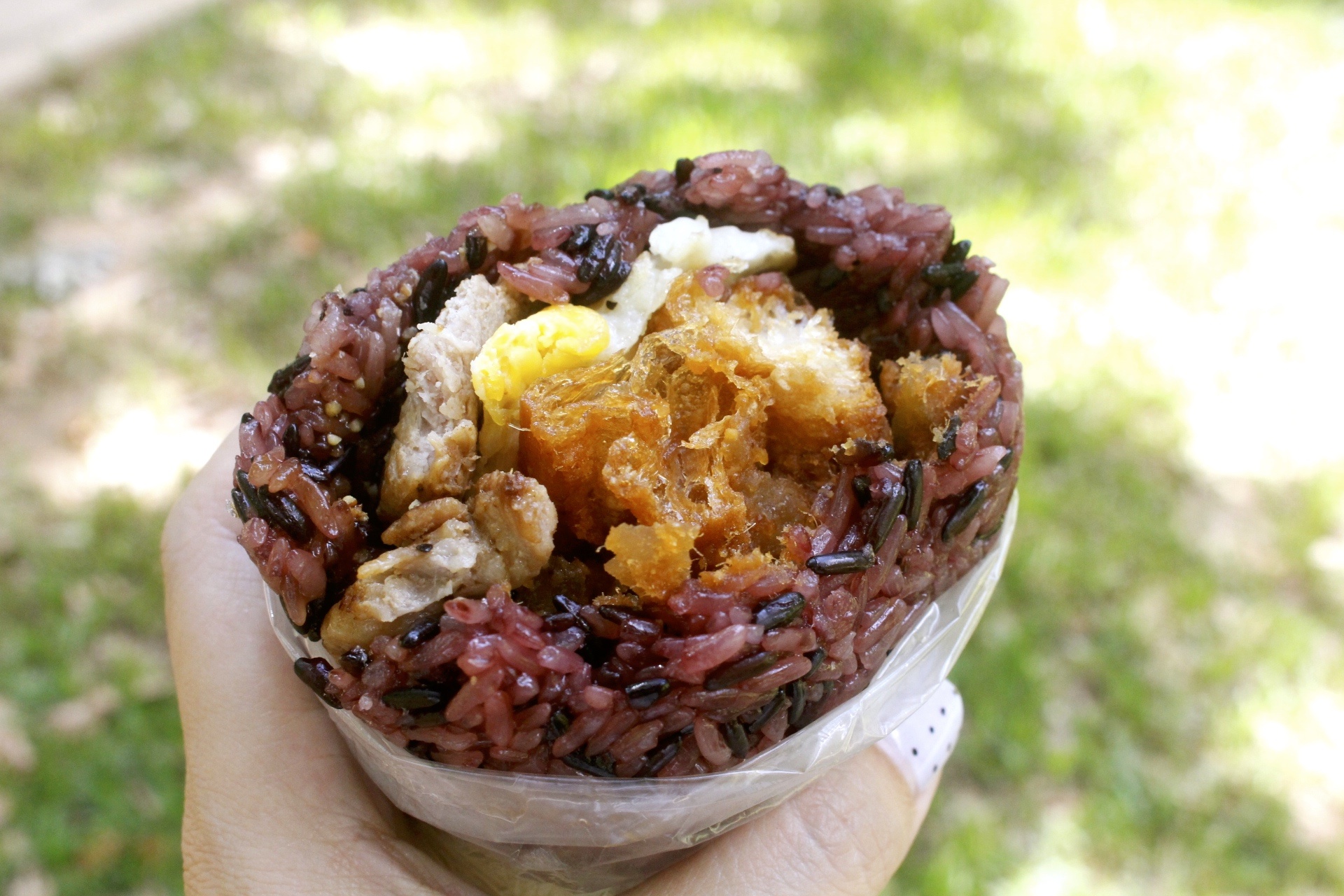 【食 粗飽食研所】大湳市場入口點「紫米飯糰車」。飯糰界的Big size直逼一個便當飽度！
