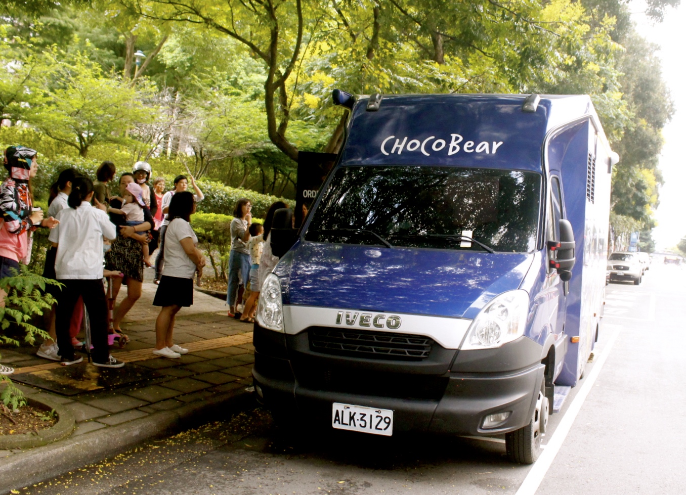 【食 CHOCOBear 巧克熊環島餐車】史上最難排的環島攤車.「招牌牛肉堡」巧克麵包、純牛漢堡肉搭配可可醬 口味超獨特! 【食 CHOCOBear 巧克熊環島餐車】史上最難排的環島攤車.「招牌牛肉堡」巧克麵包、純牛漢堡肉搭配可可醬 口味超獨特!