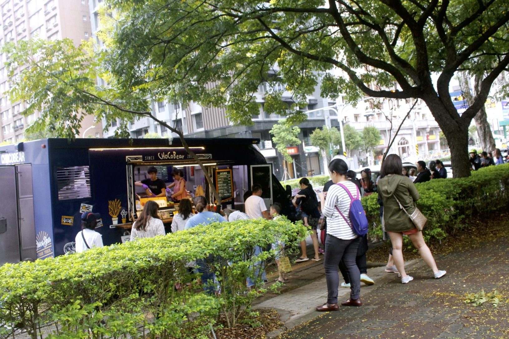 【食 CHOCOBear 巧克熊環島餐車】史上最難排的環島攤車.「招牌牛肉堡」巧克麵包、純牛漢堡肉搭配可可醬 口味超獨特! 【食 CHOCOBear 巧克熊環島餐車】史上最難排的環島攤車.「招牌牛肉堡」巧克麵包、純牛漢堡肉搭配可可醬 口味超獨特!