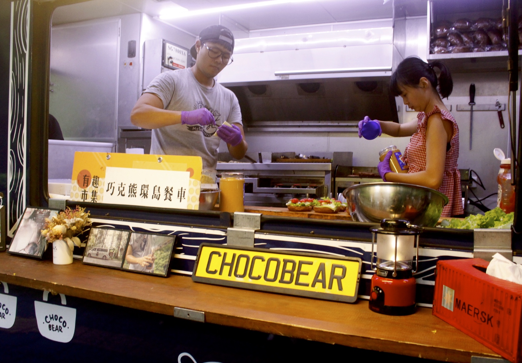 【食 CHOCOBear 巧克熊環島餐車】史上最難排的環島攤車.「招牌牛肉堡」巧克麵包、純牛漢堡肉搭配可可醬 口味超獨特! 【食 CHOCOBear 巧克熊環島餐車】史上最難排的環島攤車.「招牌牛肉堡」巧克麵包、純牛漢堡肉搭配可可醬 口味超獨特!