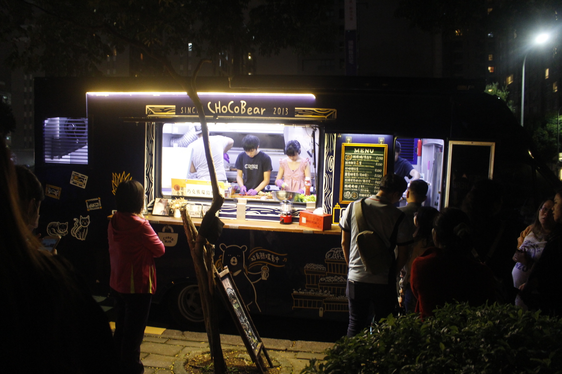 【食 CHOCOBear 巧克熊環島餐車】史上最難排的環島攤車.「招牌牛肉堡」巧克麵包、純牛漢堡肉搭配可可醬 口味超獨特! 【食 CHOCOBear 巧克熊環島餐車】史上最難排的環島攤車.「招牌牛肉堡」巧克麵包、純牛漢堡肉搭配可可醬 口味超獨特!