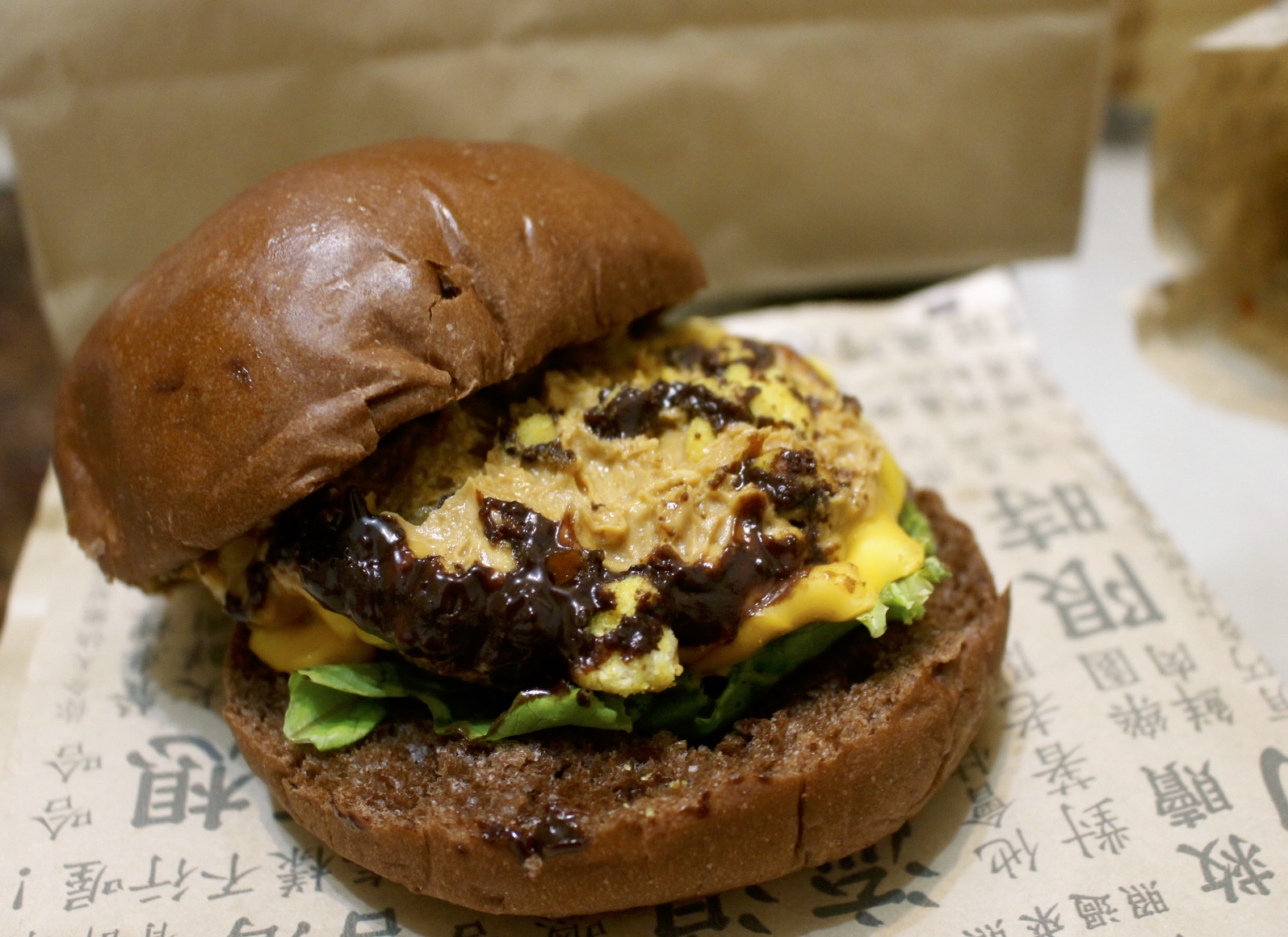 【食 CHOCOBear 巧克熊環島餐車】史上最難排的環島攤車.「招牌牛肉堡」巧克麵包、純牛漢堡肉搭配可可醬 口味超獨特! 【食 CHOCOBear 巧克熊環島餐車】史上最難排的環島攤車.「招牌牛肉堡」巧克麵包、純牛漢堡肉搭配可可醬 口味超獨特!