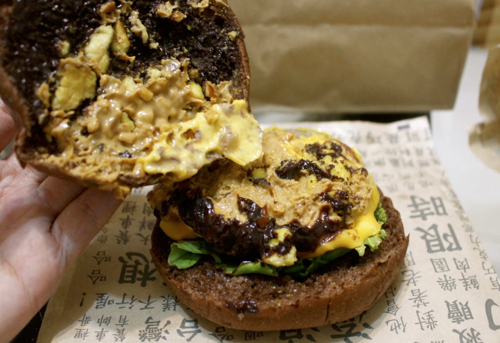 【食 CHOCOBear 巧克熊環島餐車】史上最難排的環島攤車.「招牌牛肉堡」巧克麵包、純牛漢堡肉搭配可可醬 口味超獨特! 【食 CHOCOBear 巧克熊環島餐車】史上最難排的環島攤車.「招牌牛肉堡」巧克麵包、純牛漢堡肉搭配可可醬 口味超獨特!