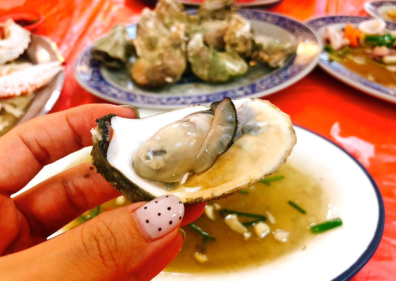 〖碧砂漁港〗尚青的海鮮就在這！現剖馬糞海膽、清蒸活體花蟹、沙蝦．吃飽繼續到廣場散步