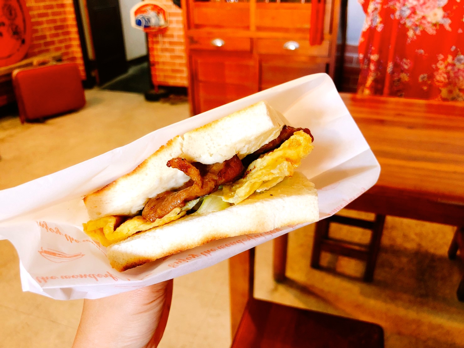 【食 碳厚囍】充滿懷舊囍字的三輪車早餐店。一早就能吃到碳烤大腸包小腸. 超推“碳烤里肌肉牽絲吐司” 好呷 【食 碳厚囍】充滿懷舊囍字的三輪車早餐店。一早就能吃到碳烤大腸包小腸. 超推“碳烤里肌肉牽絲吐司” 好呷