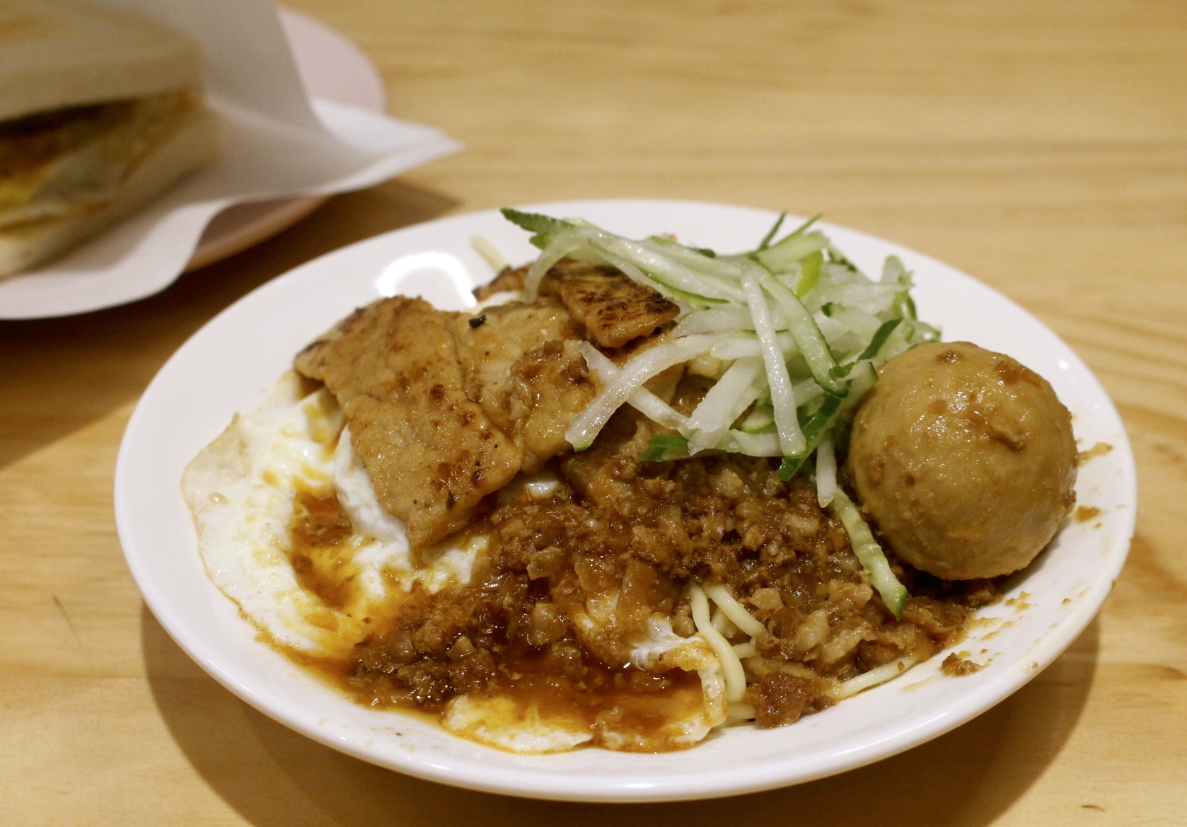 【食! 叉咪早餐 Chami_Breakfast】一早飛奔網美早餐店吃炒麵!蒸過的炒麵擺肉排、貢丸和荷包蛋超豐富! 【食! 叉咪早餐 Chami_Breakfast】一早飛奔網美早餐店吃炒麵!蒸過的炒麵擺肉排、貢丸和荷包蛋超豐富!