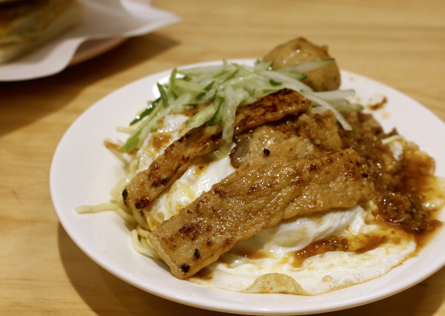 【食! 叉咪早餐 Chami_Breakfast】一早飛奔網美早餐店吃炒麵!蒸過的炒麵擺肉排、貢丸和荷包蛋超豐富! 【食! 叉咪早餐 Chami_Breakfast】一早飛奔網美早餐店吃炒麵!蒸過的炒麵擺肉排、貢丸和荷包蛋超豐富!