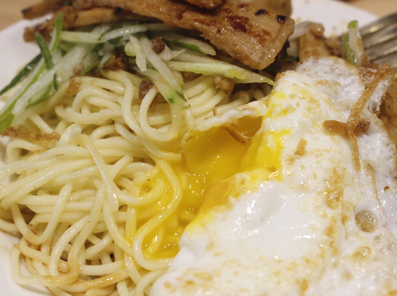 【食! 叉咪早餐 Chami_Breakfast】一早飛奔網美早餐店吃炒麵!蒸過的炒麵擺肉排、貢丸和荷包蛋超豐富! 【食! 叉咪早餐 Chami_Breakfast】一早飛奔網美早餐店吃炒麵!蒸過的炒麵擺肉排、貢丸和荷包蛋超豐富!