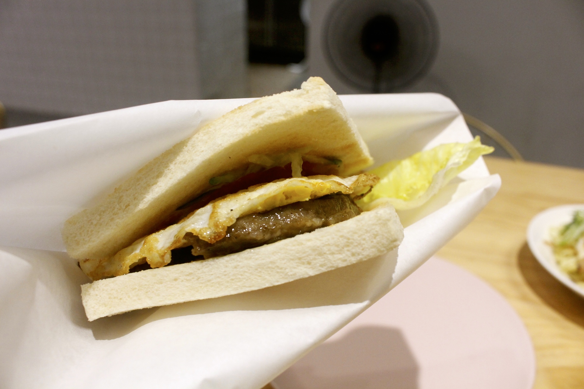 【食! 叉咪早餐 Chami_Breakfast】一早飛奔網美早餐店吃炒麵!蒸過的炒麵擺肉排、貢丸和荷包蛋超豐富! 【食! 叉咪早餐 Chami_Breakfast】一早飛奔網美早餐店吃炒麵!蒸過的炒麵擺肉排、貢丸和荷包蛋超豐富!