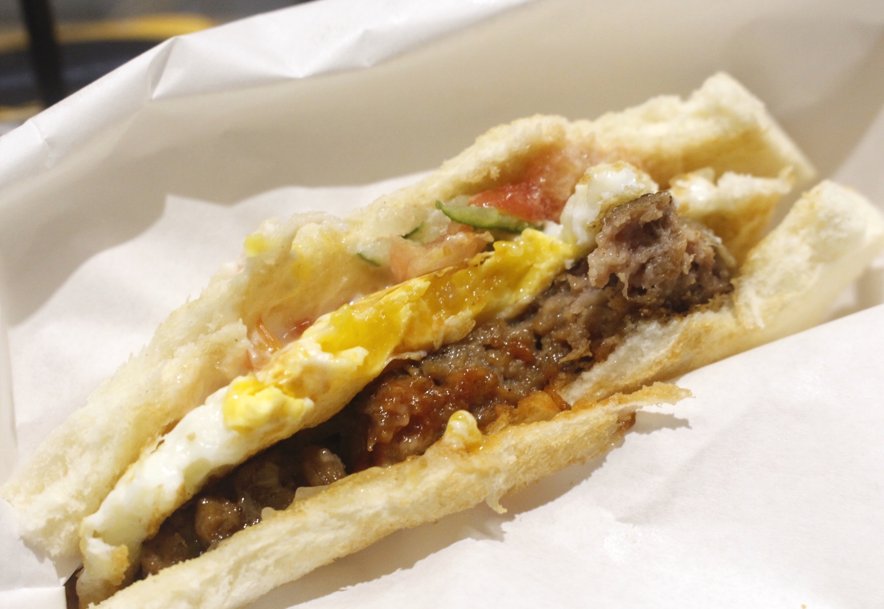 【食! 叉咪早餐 Chami_Breakfast】一早飛奔網美早餐店吃炒麵!蒸過的炒麵擺肉排、貢丸和荷包蛋超豐富! 【食! 叉咪早餐 Chami_Breakfast】一早飛奔網美早餐店吃炒麵!蒸過的炒麵擺肉排、貢丸和荷包蛋超豐富!