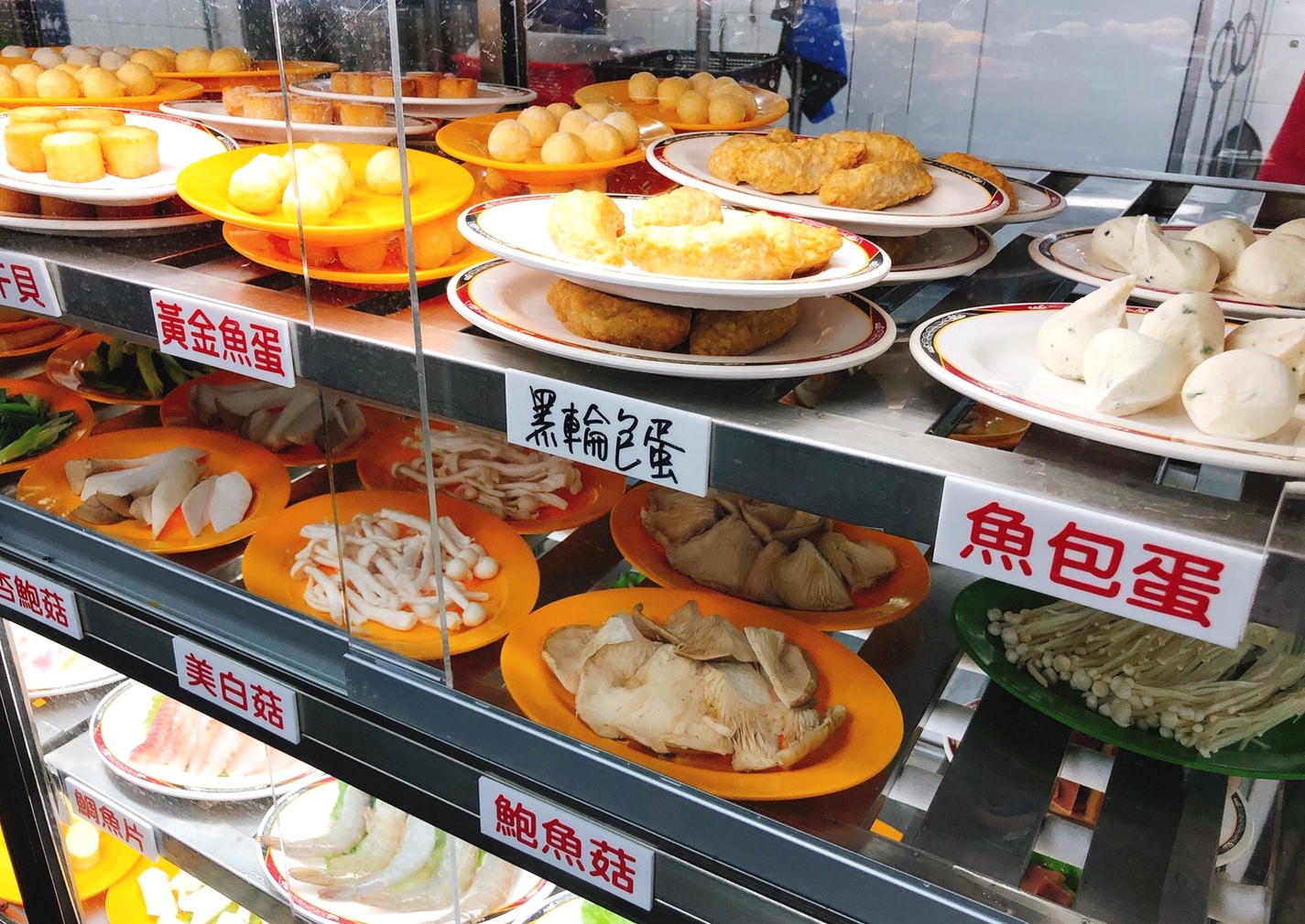 【食 小紅莓自助式石頭火鍋城】松江內湖老字號火鍋“桃園”也有分店!大火爆炒洋蔥、依盤計費、環境寬敞適合聚餐 【食 小紅莓自助式石頭火鍋城】松江內湖老字號火鍋“桃園”也有分店!大火爆炒洋蔥、依盤計費、環境寬敞適合聚餐