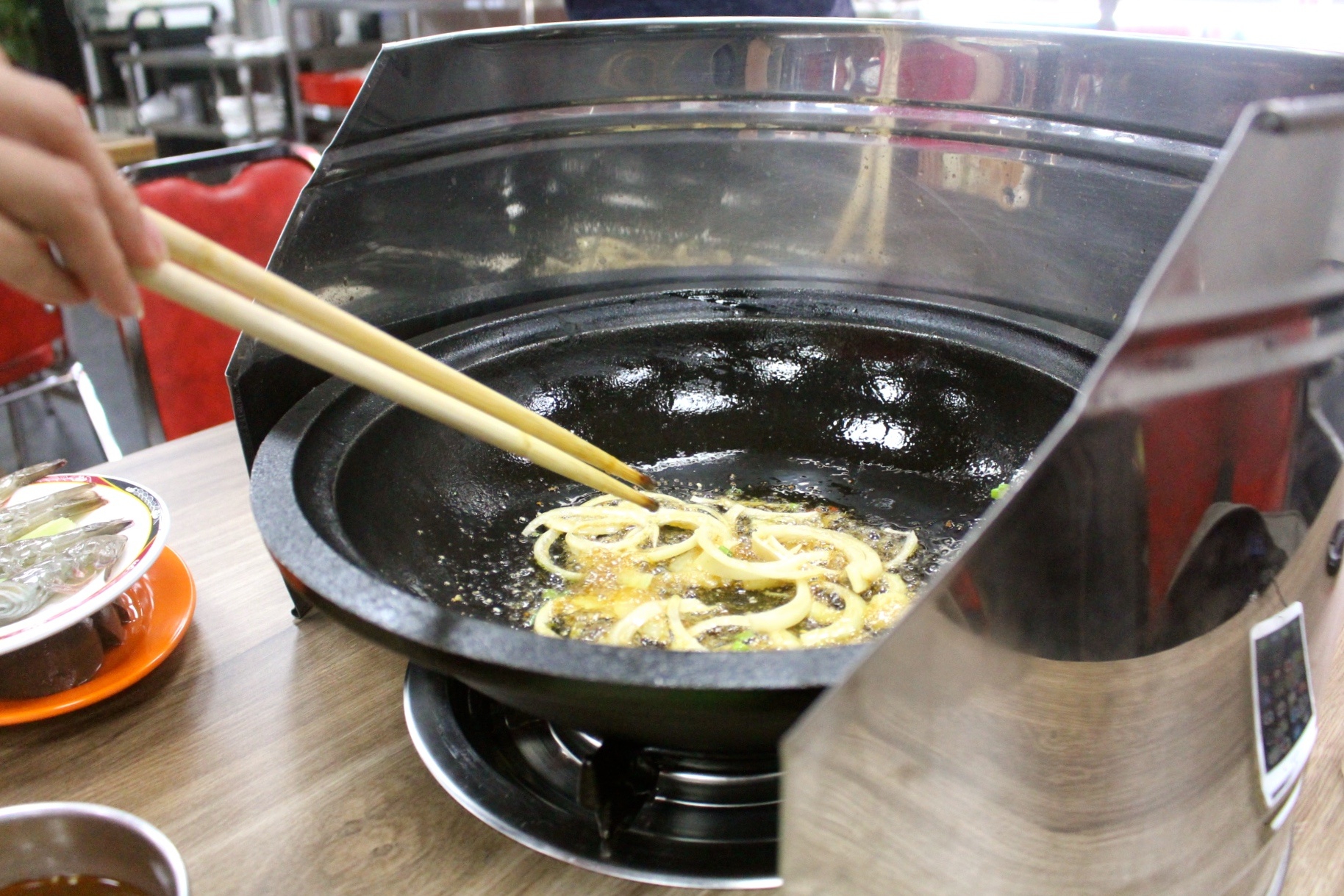 【食 小紅莓自助式石頭火鍋城】松江內湖老字號火鍋“桃園”也有分店!大火爆炒洋蔥、依盤計費、環境寬敞適合聚餐 【食 小紅莓自助式石頭火鍋城】松江內湖老字號火鍋“桃園”也有分店!大火爆炒洋蔥、依盤計費、環境寬敞適合聚餐