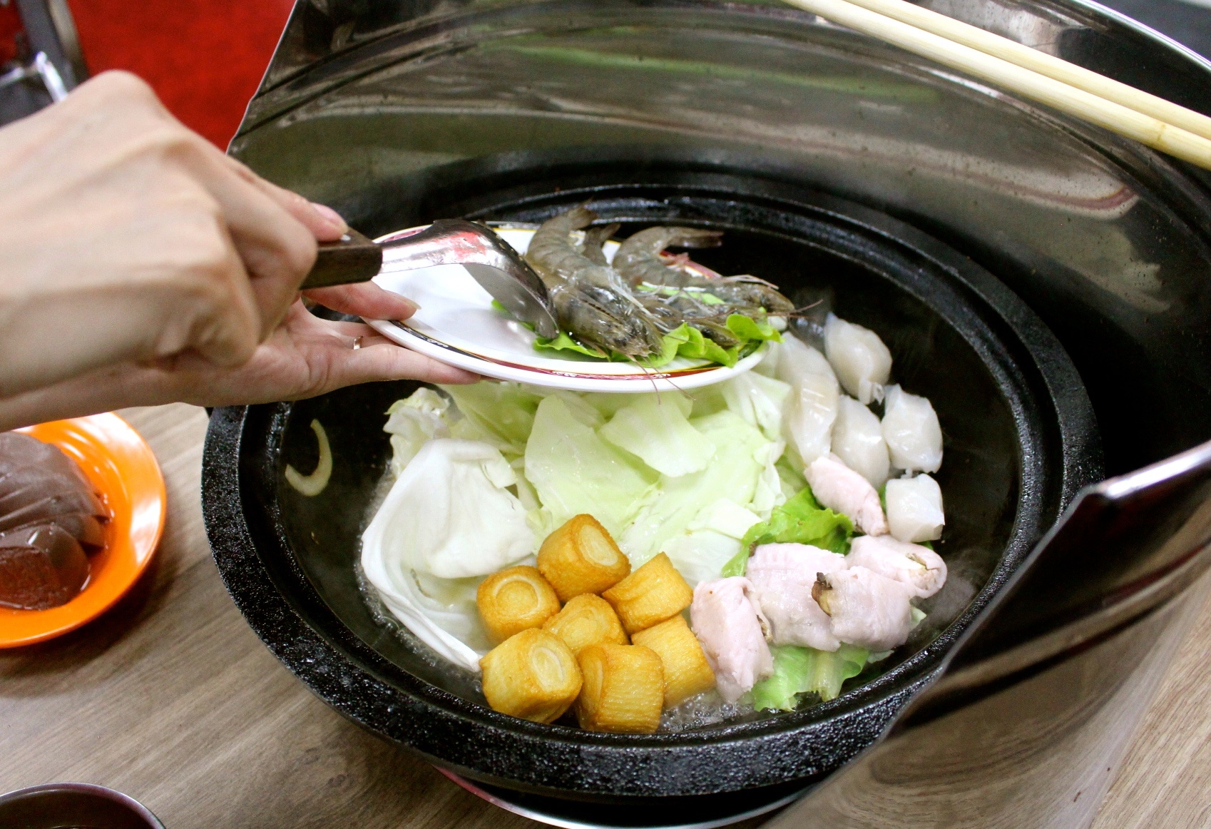 【食 小紅莓自助式石頭火鍋城】松江內湖老字號火鍋“桃園”也有分店!大火爆炒洋蔥、依盤計費、環境寬敞適合聚餐 【食 小紅莓自助式石頭火鍋城】松江內湖老字號火鍋“桃園”也有分店!大火爆炒洋蔥、依盤計費、環境寬敞適合聚餐