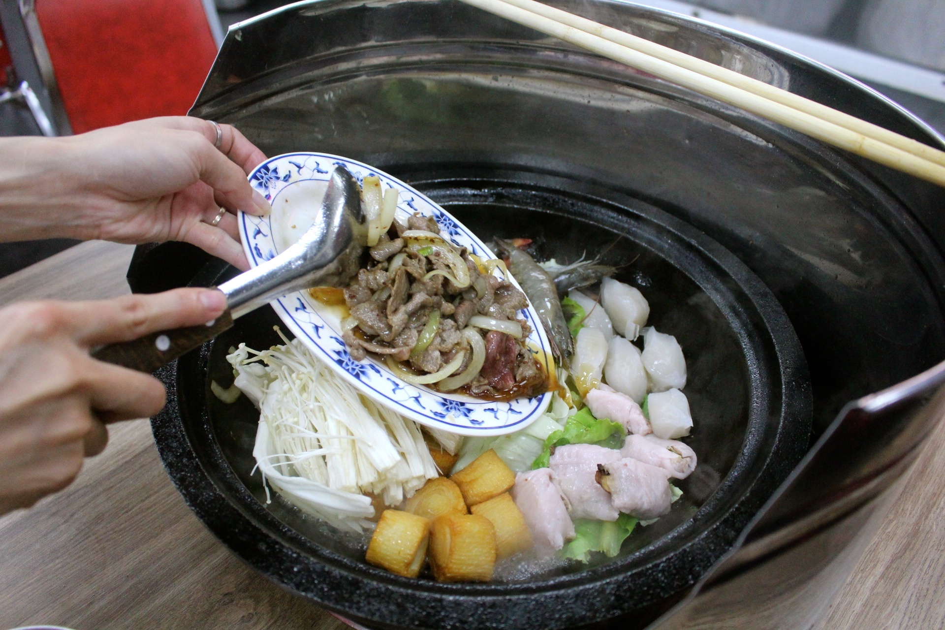 【食 小紅莓自助式石頭火鍋城】松江內湖老字號火鍋“桃園”也有分店!大火爆炒洋蔥、依盤計費、環境寬敞適合聚餐 【食 小紅莓自助式石頭火鍋城】松江內湖老字號火鍋“桃園”也有分店!大火爆炒洋蔥、依盤計費、環境寬敞適合聚餐