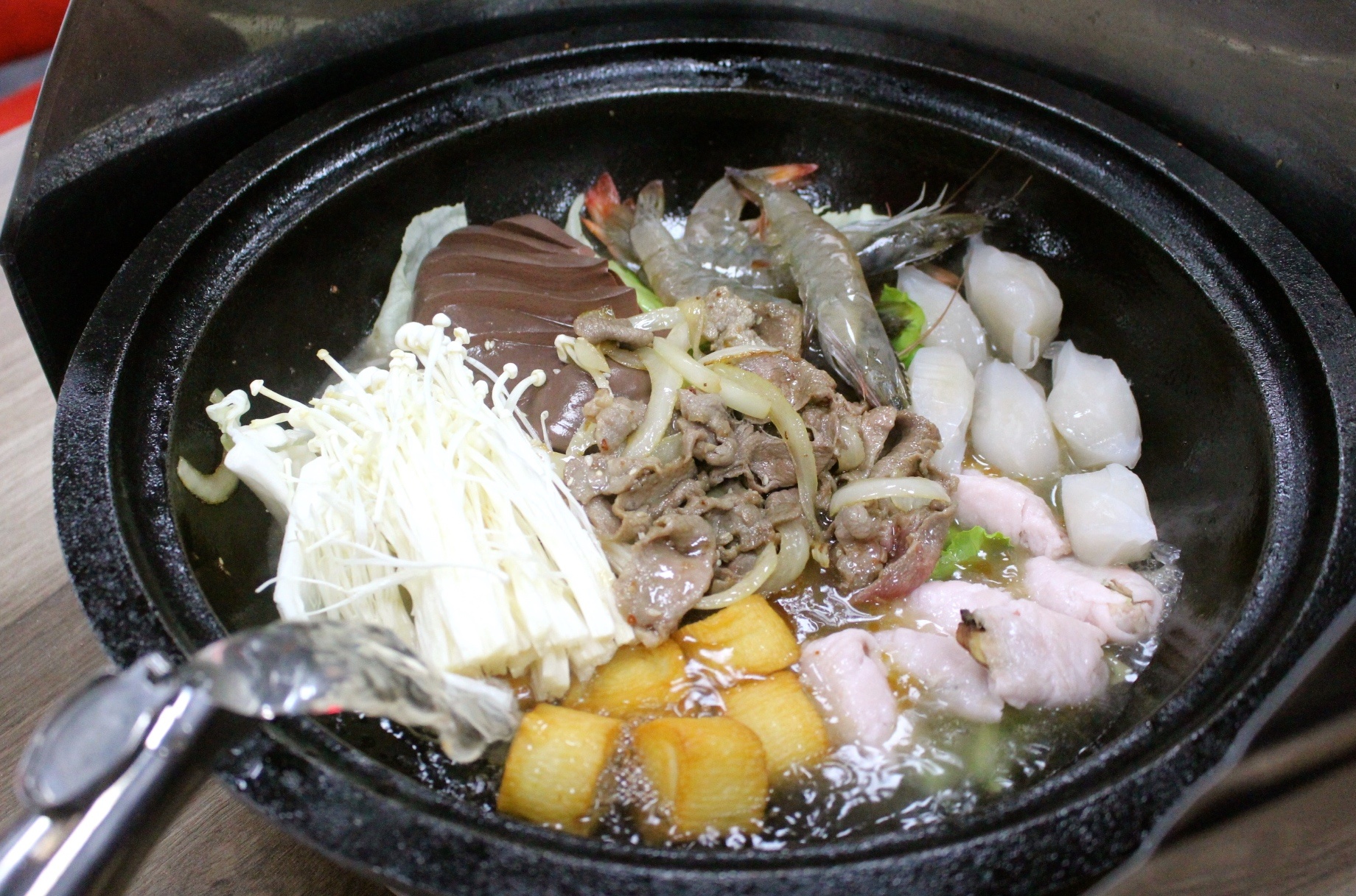 【食 小紅莓自助式石頭火鍋城】松江內湖老字號火鍋“桃園”也有分店!大火爆炒洋蔥、依盤計費、環境寬敞適合聚餐 【食 小紅莓自助式石頭火鍋城】松江內湖老字號火鍋“桃園”也有分店!大火爆炒洋蔥、依盤計費、環境寬敞適合聚餐