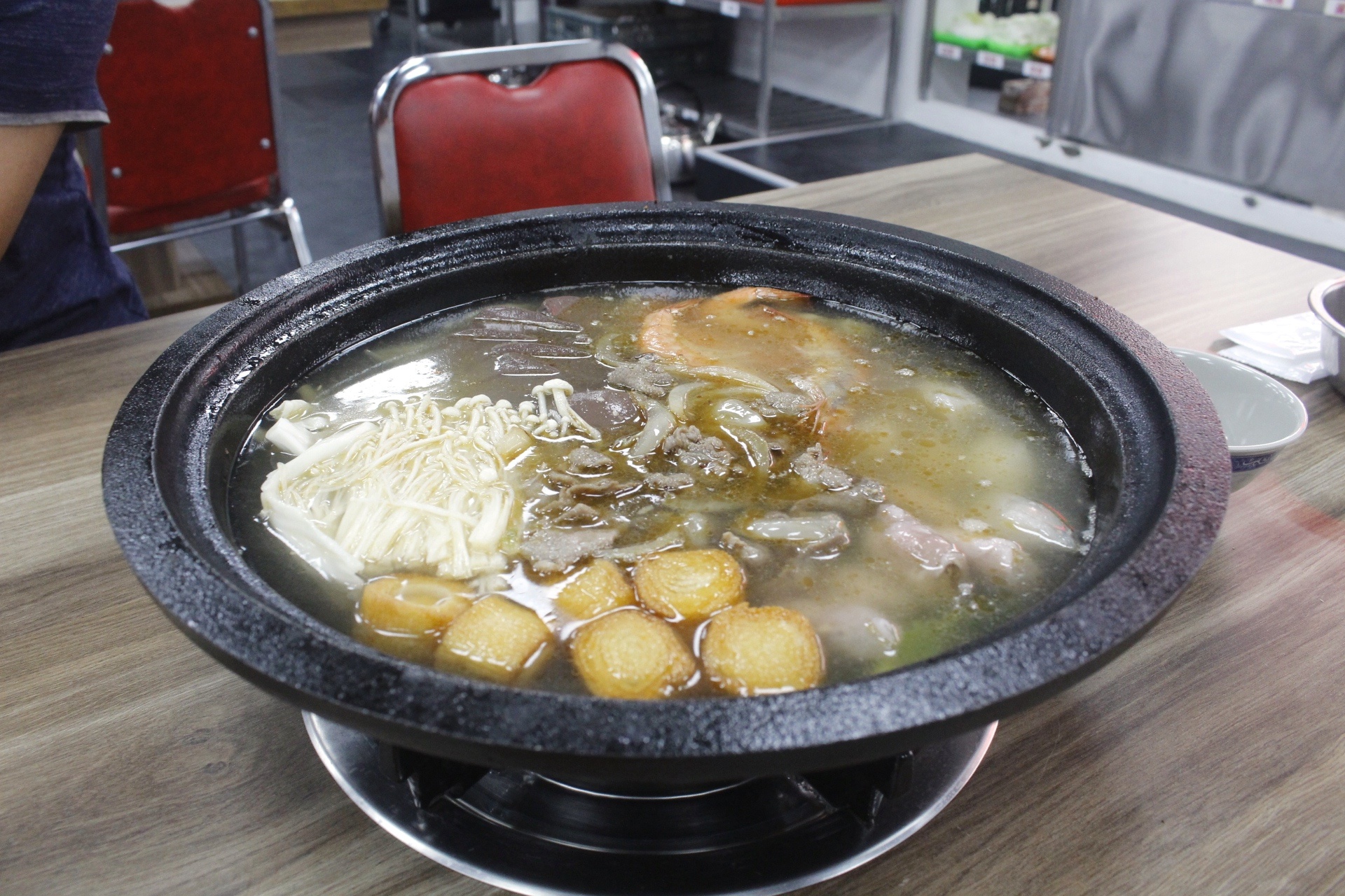 【食 小紅莓自助式石頭火鍋城】松江內湖老字號火鍋“桃園”也有分店!大火爆炒洋蔥、依盤計費、環境寬敞適合聚餐 【食 小紅莓自助式石頭火鍋城】松江內湖老字號火鍋“桃園”也有分店!大火爆炒洋蔥、依盤計費、環境寬敞適合聚餐