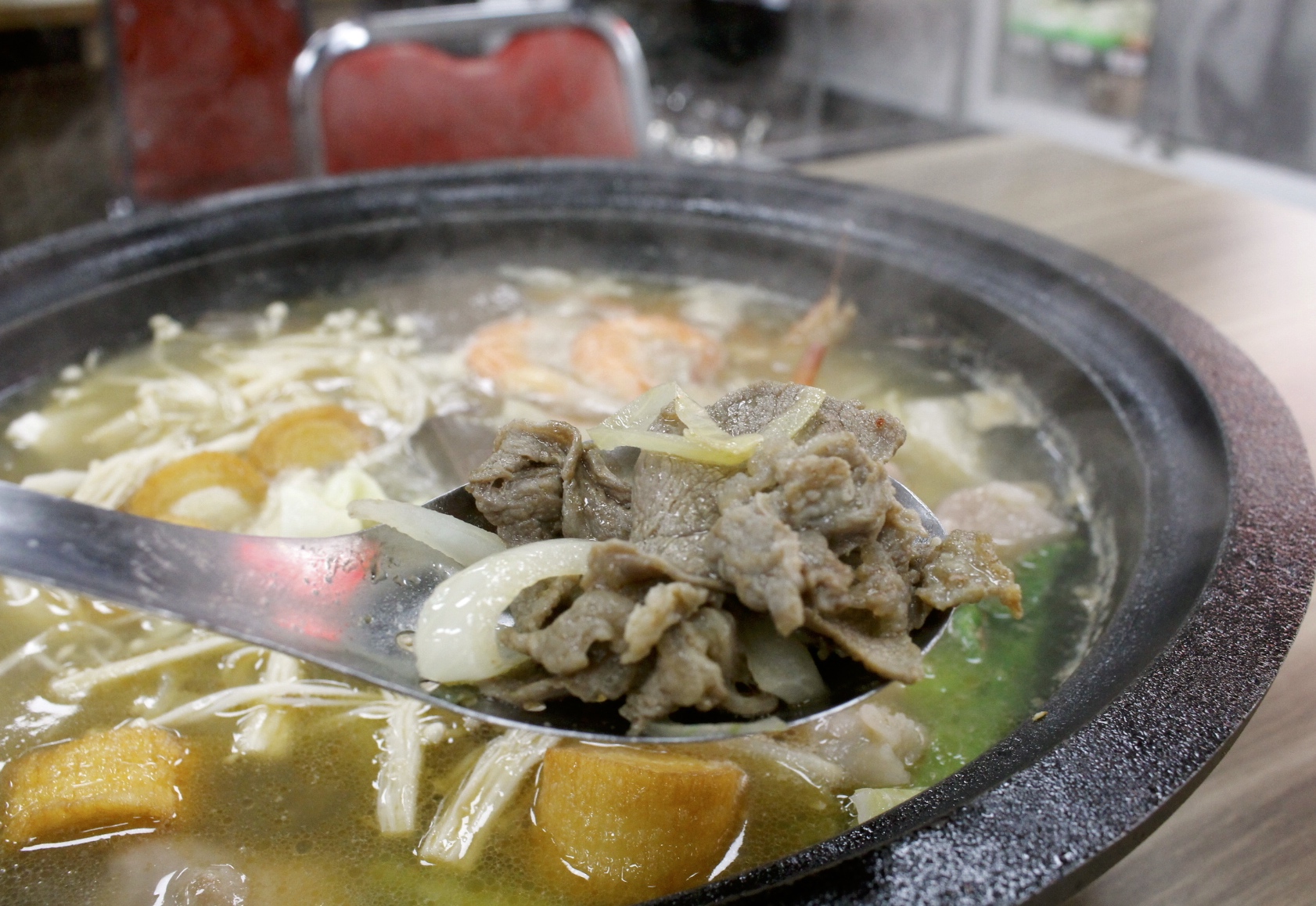 【食 小紅莓自助式石頭火鍋城】松江內湖老字號火鍋“桃園”也有分店!大火爆炒洋蔥、依盤計費、環境寬敞適合聚餐 【食 小紅莓自助式石頭火鍋城】松江內湖老字號火鍋“桃園”也有分店!大火爆炒洋蔥、依盤計費、環境寬敞適合聚餐