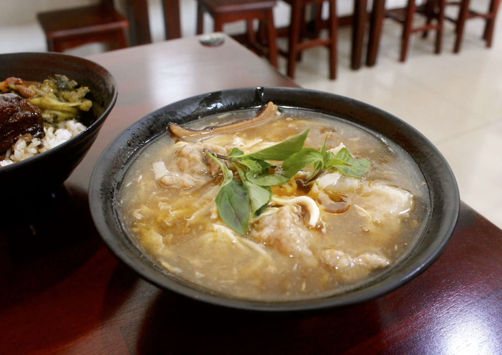 【食 三伍魷魚羹】傳承台中老家三十年的老口味。招牌羹闆娘手工自己做.家常爌肉鹹香下飯！