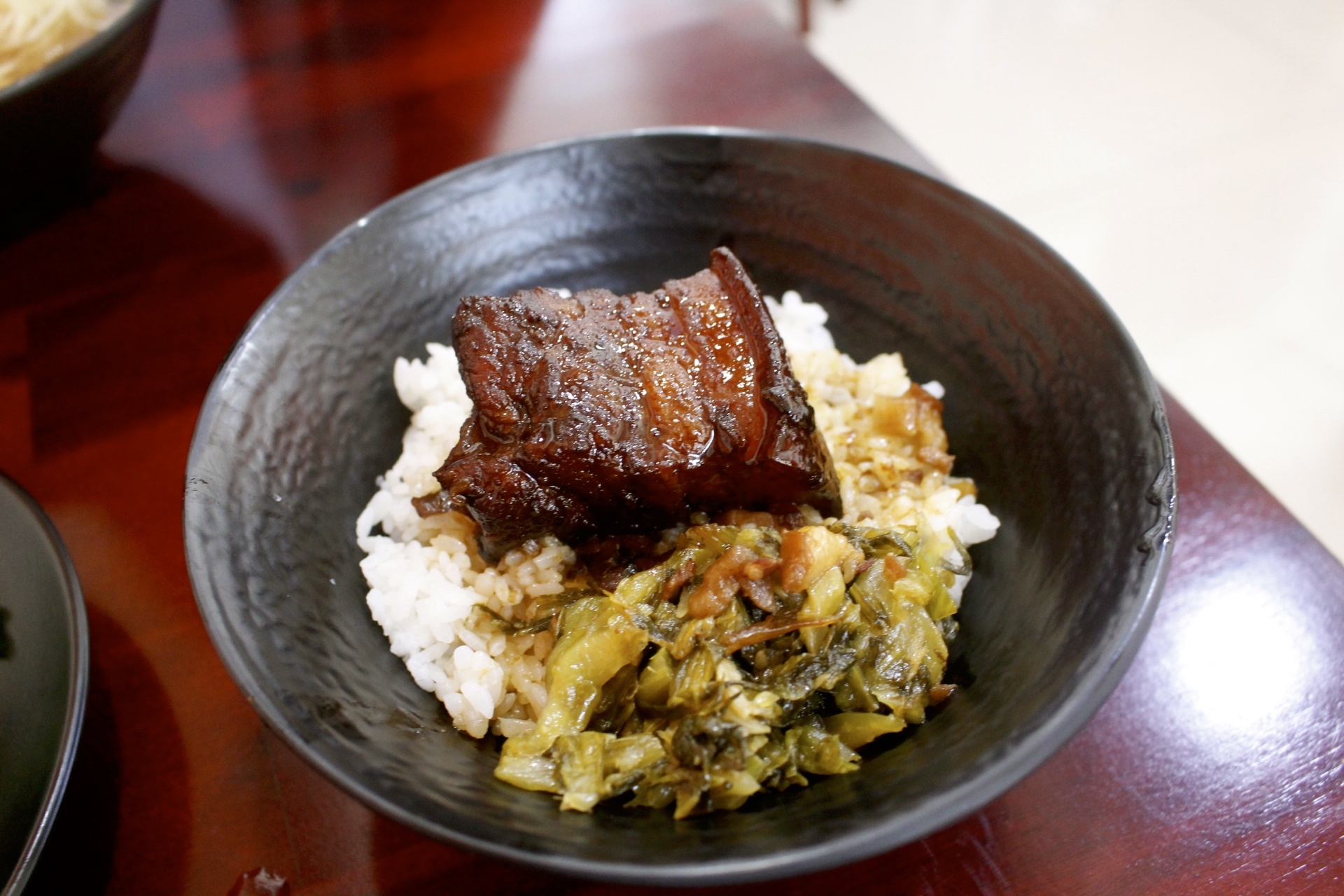 【食 三伍魷魚羹】傳承台中老家三十年的老口味。招牌羹闆娘手工自己做.家常爌肉鹹香下飯！