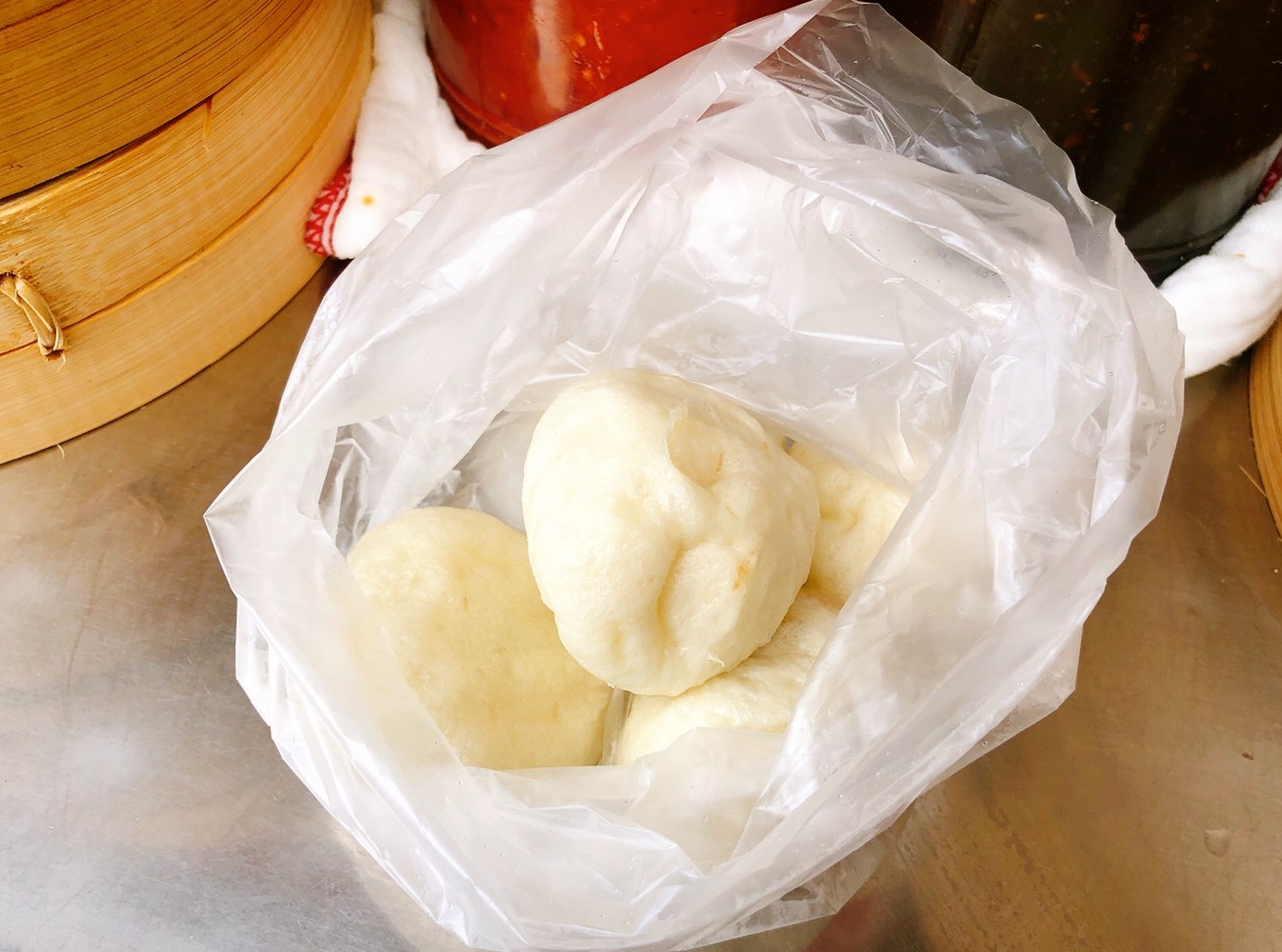 【食 洪記小籠包】超過46年的老字號攤車。純手工兒時記憶的味道8元小籠包、6元小饅頭、20元叉燒包 【食 洪記小籠包】超過46年的老字號攤車。純手工兒時記憶的味道8元小籠包、6元小饅頭、20元叉燒包