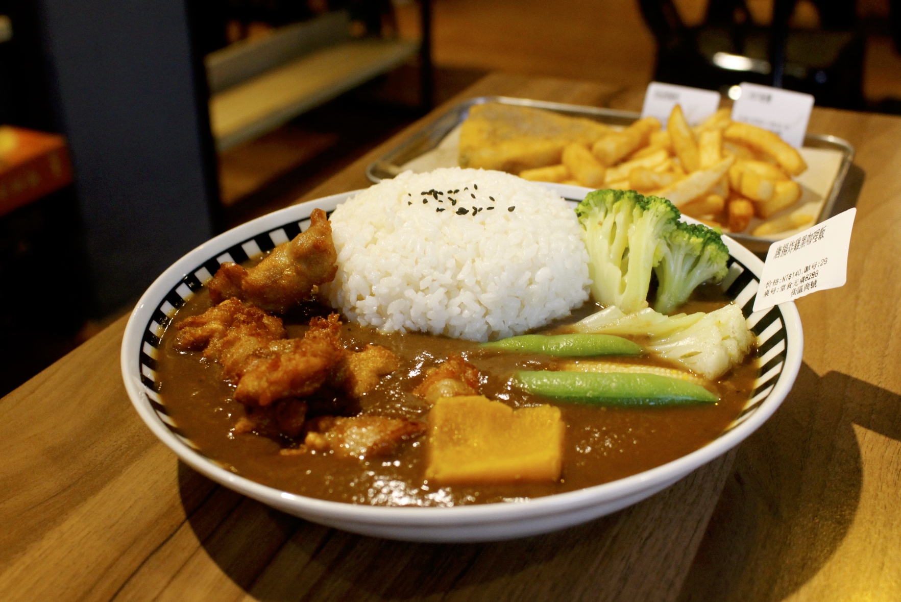 【食 街區商號】隱身內壢巷文青小店!唐揚炸雞黑咖哩飯加入純黑可可粉?含藴的香辣味讓人意猶未盡 【食 街區商號】隱身內壢巷文青小店!唐揚炸雞黑咖哩飯加入純黑可可粉?含藴的香辣味讓人意猶未盡