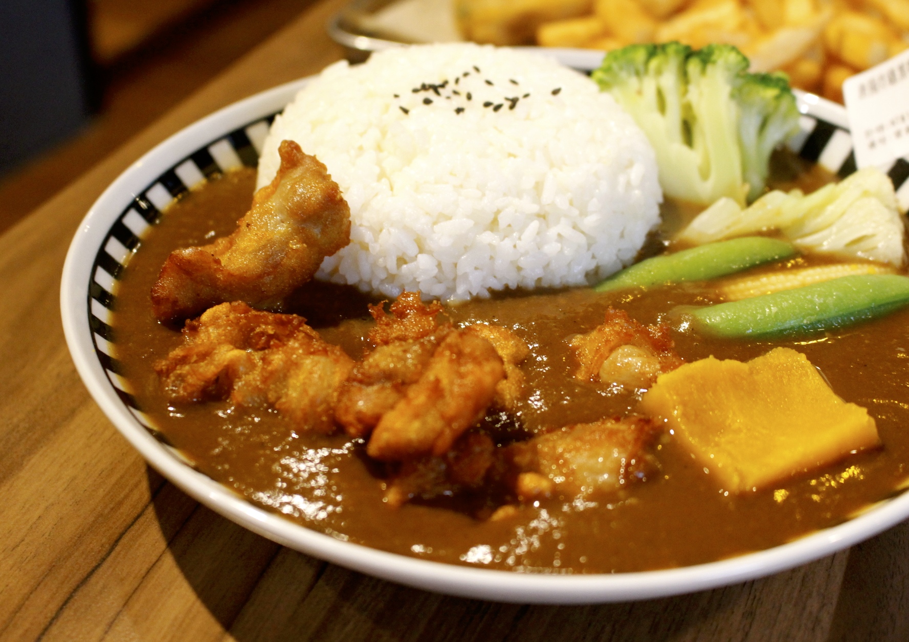 【食 街區商號】隱身內壢巷文青小店!唐揚炸雞黑咖哩飯加入純黑可可粉?含藴的香辣味讓人意猶未盡 【食 街區商號】隱身內壢巷文青小店!唐揚炸雞黑咖哩飯加入純黑可可粉?含藴的香辣味讓人意猶未盡