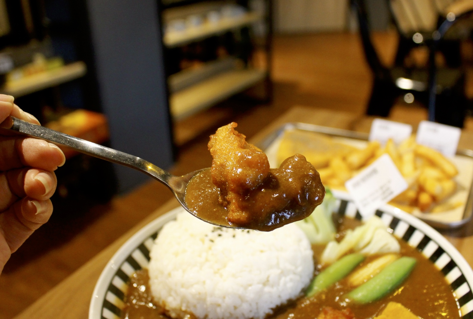 【食 街區商號】隱身內壢巷文青小店!唐揚炸雞黑咖哩飯加入純黑可可粉?含藴的香辣味讓人意猶未盡 【食 街區商號】隱身內壢巷文青小店!唐揚炸雞黑咖哩飯加入純黑可可粉?含藴的香辣味讓人意猶未盡