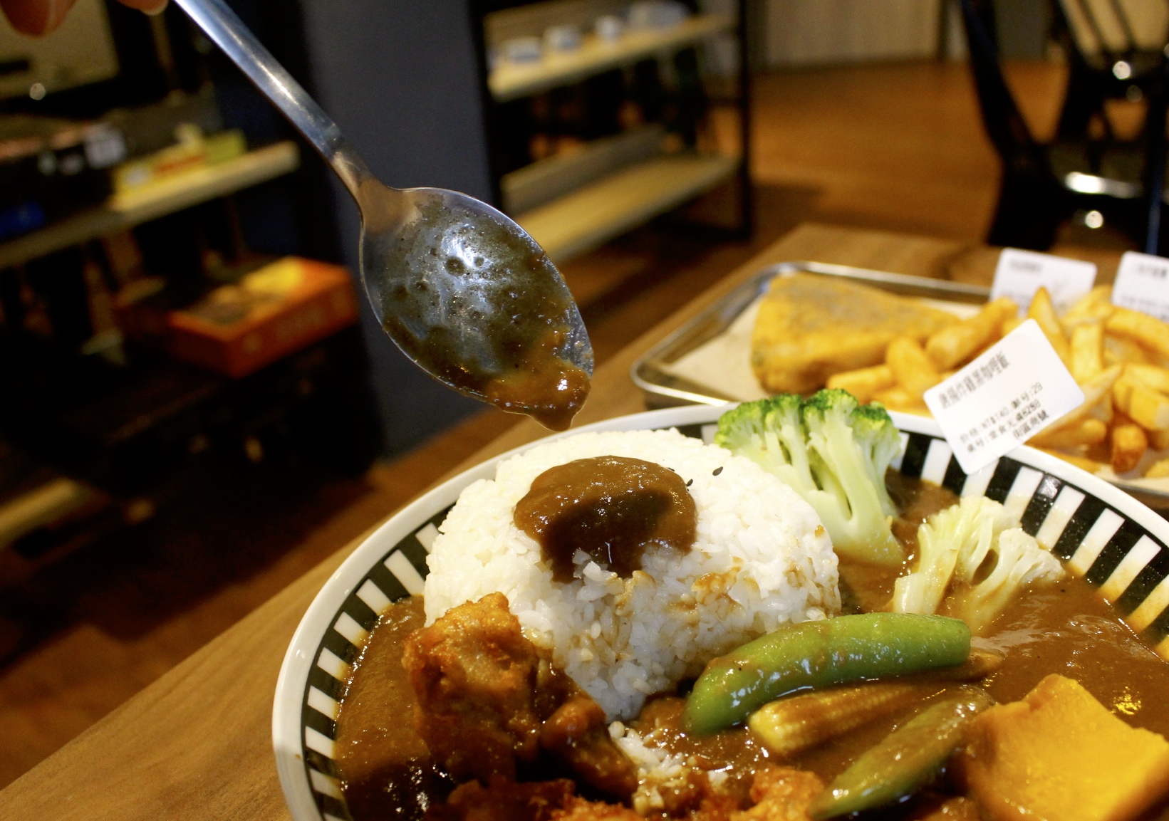 【食 街區商號】隱身內壢巷文青小店!唐揚炸雞黑咖哩飯加入純黑可可粉?含藴的香辣味讓人意猶未盡 【食 街區商號】隱身內壢巷文青小店!唐揚炸雞黑咖哩飯加入純黑可可粉?含藴的香辣味讓人意猶未盡
