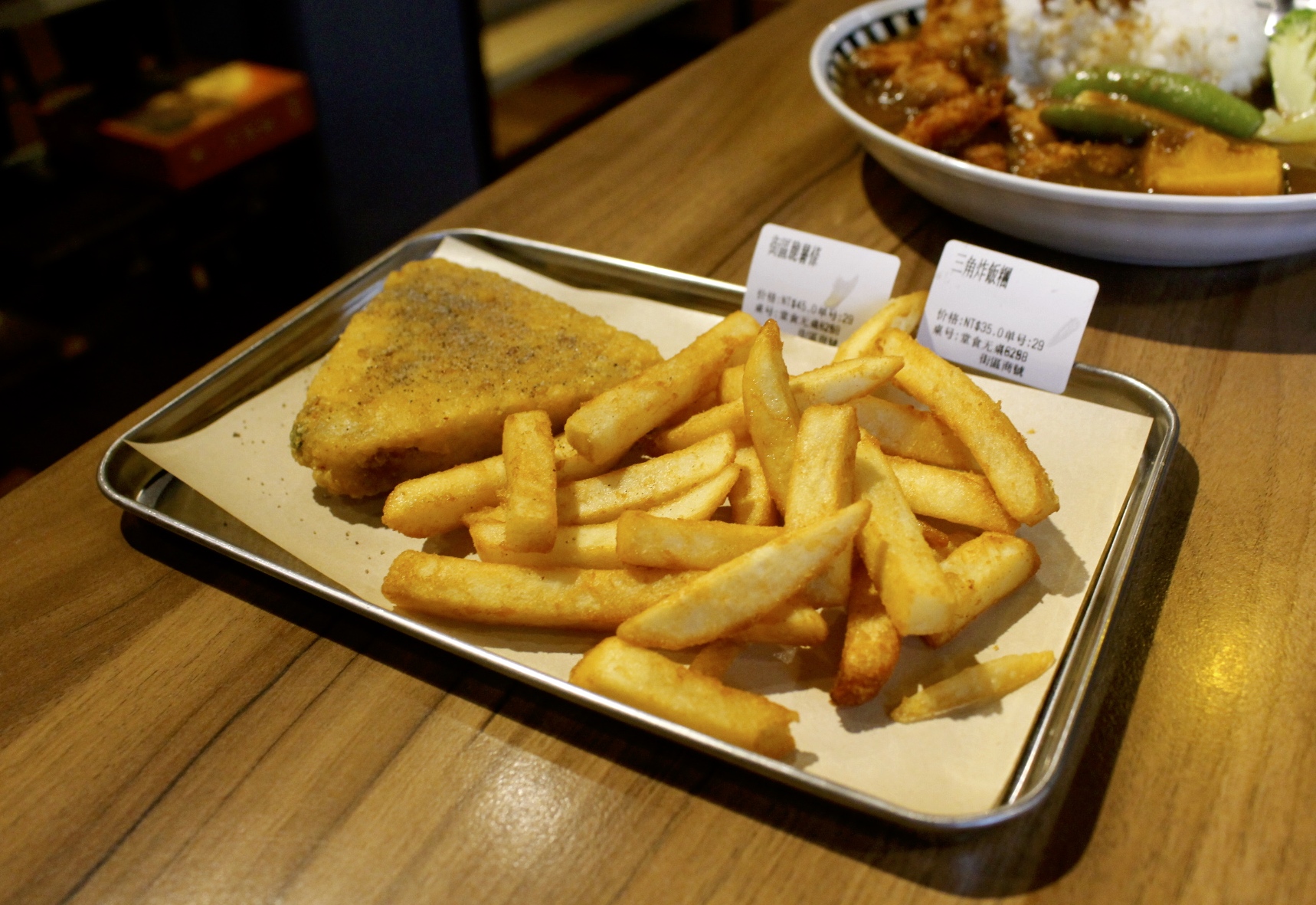 【食 街區商號】隱身內壢巷文青小店！唐揚炸雞黑咖哩飯加入純黑可可粉？含藴的香辣味讓人意猶未盡