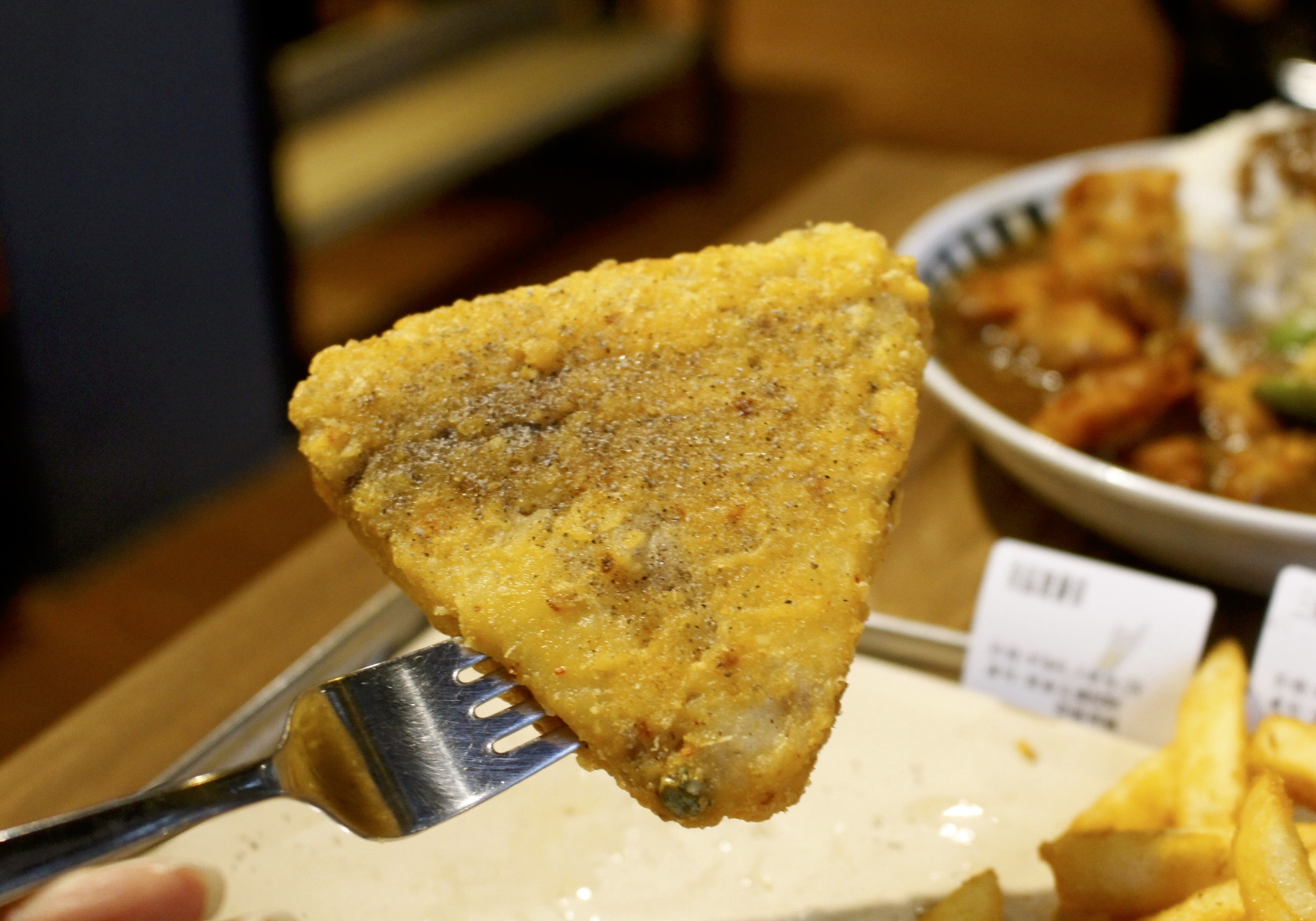【食 街區商號】隱身內壢巷文青小店!唐揚炸雞黑咖哩飯加入純黑可可粉?含藴的香辣味讓人意猶未盡 【食 街區商號】隱身內壢巷文青小店!唐揚炸雞黑咖哩飯加入純黑可可粉?含藴的香辣味讓人意猶未盡