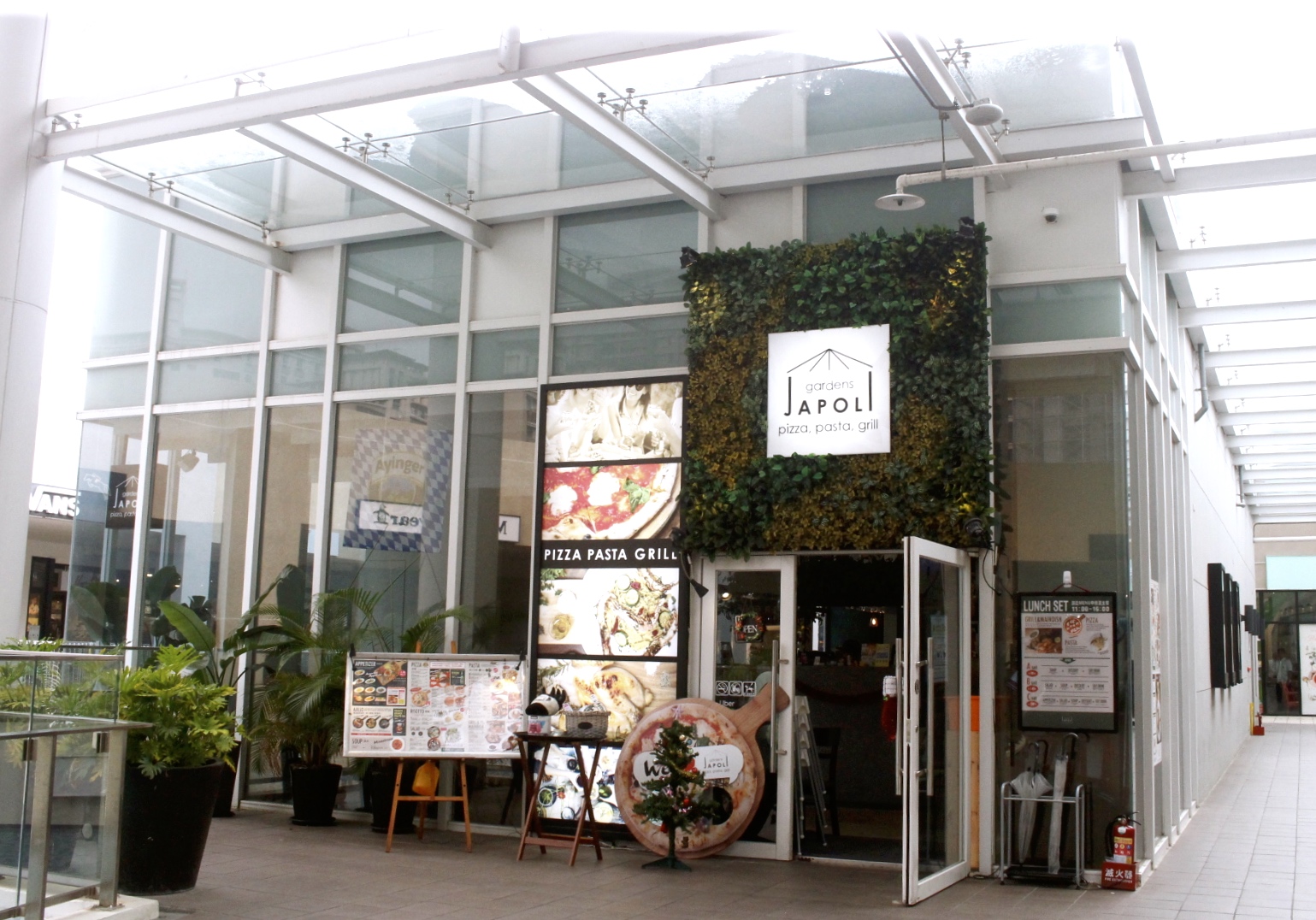 【食 Japoli義大利餐酒館】三井outlet分店「特色拼搭Pizza」一次可以嚐到四種口味！環境氛圍、服務都大加分