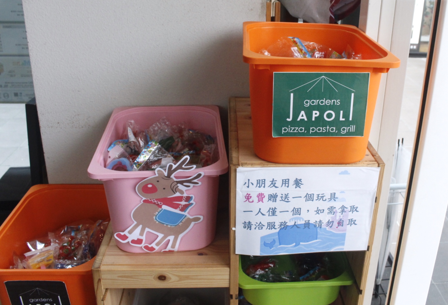 【食 Japoli義大利餐酒館】三井outlet分店「特色拼搭Pizza」一次可以嚐到四種口味！環境氛圍、服務都大加分