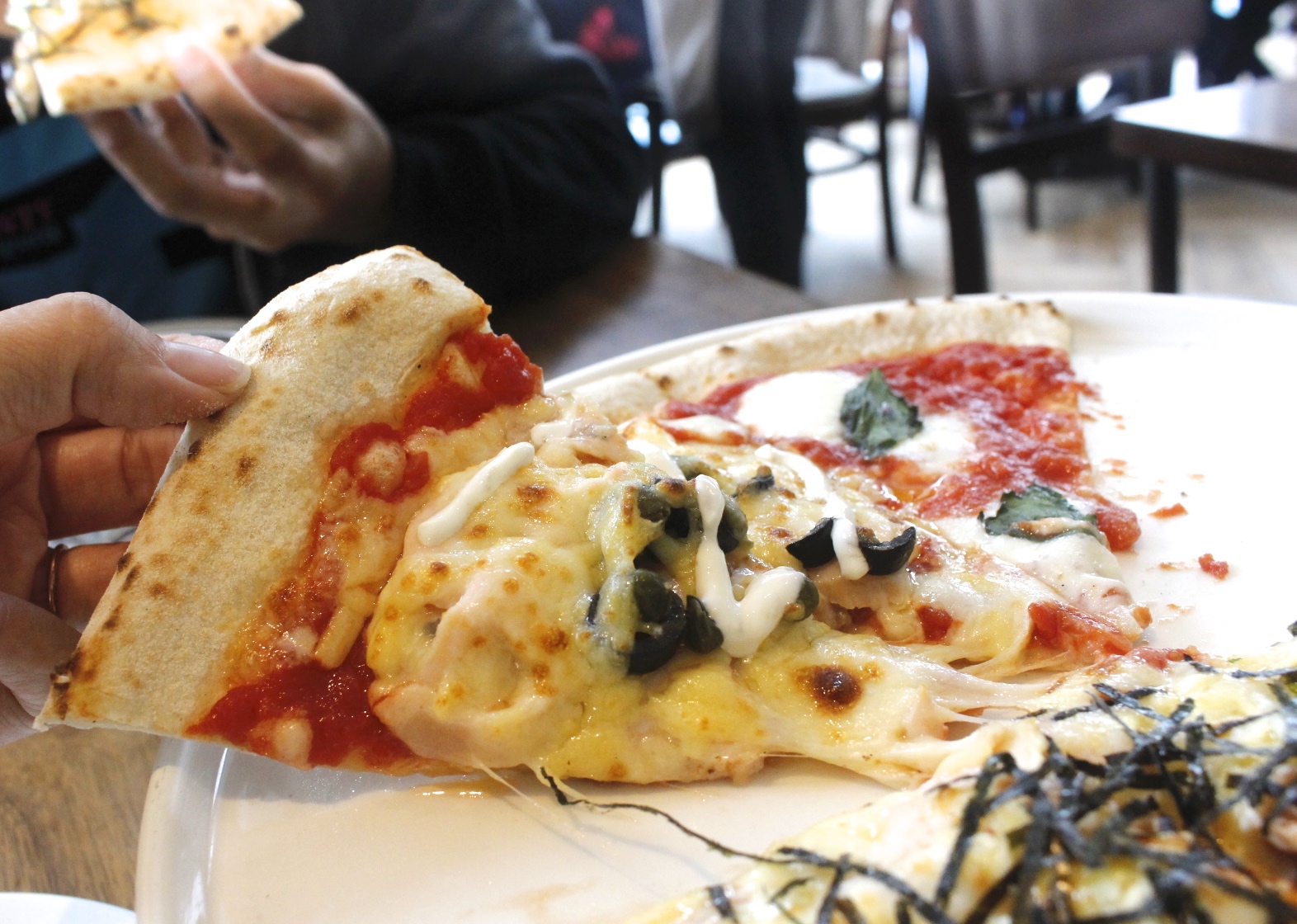 【食 Japoli義大利餐酒館】三井outlet分店「特色拼搭Pizza」一次可以嚐到四種口味！環境氛圍、服務都大加分