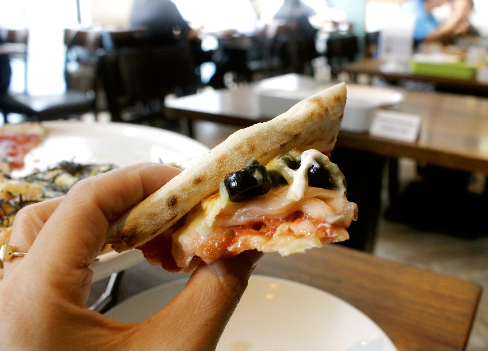 【食 Japoli義大利餐酒館】三井outlet分店「特色拼搭Pizza」一次可以嚐到四種口味！環境氛圍、服務都大加分