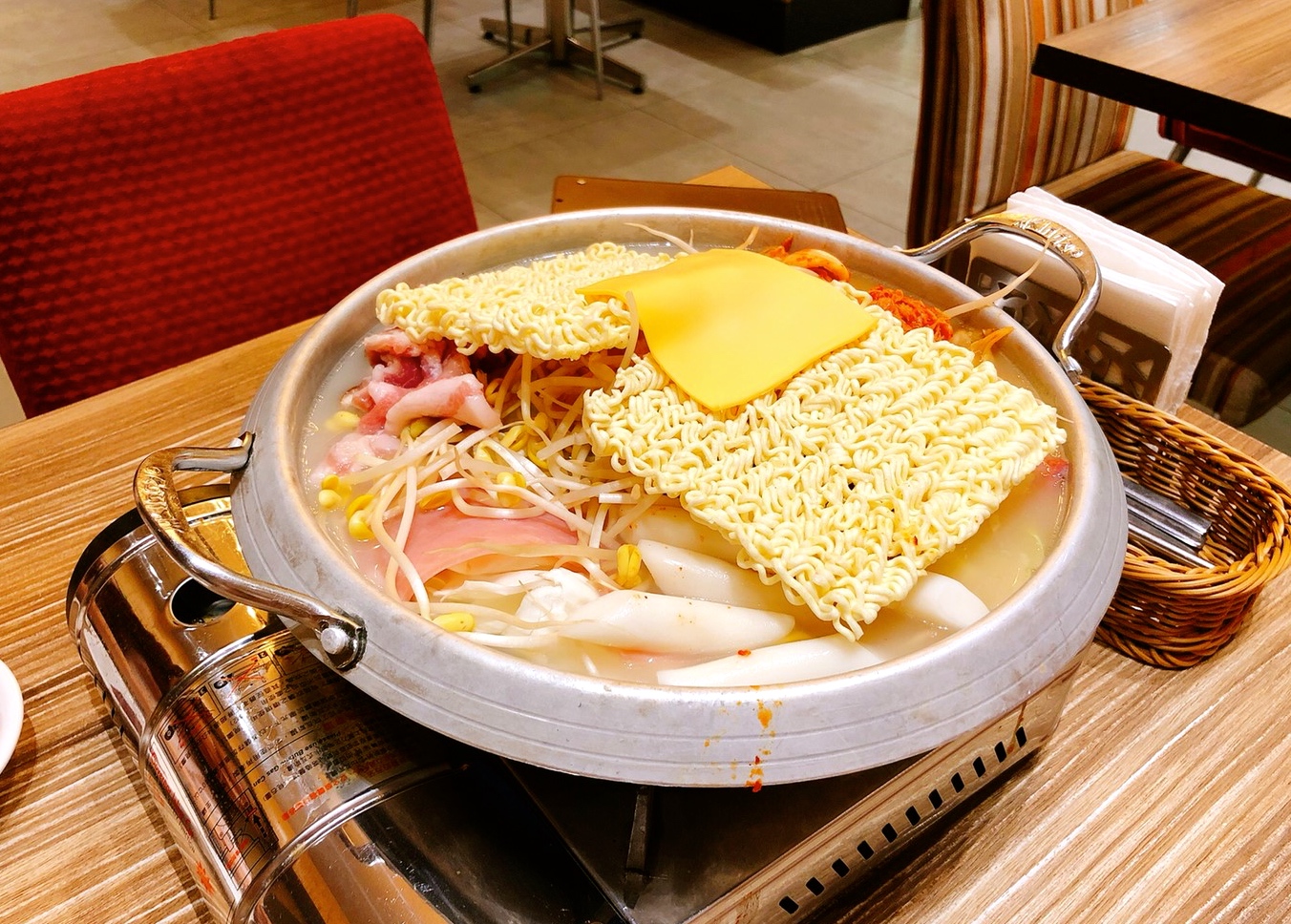 【食 韓食拌樂 bibim】大阪連鎖品牌(三井outlet分店)。韓式小菜無限吃到飽!天冷就是要吃韓國部隊鍋 【食 韓食拌樂 bibim】大阪連鎖品牌(三井outlet分店)。韓式小菜無限吃到飽!天冷就是要吃韓國部隊鍋