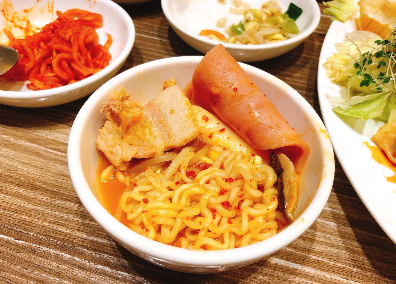 【食 韓食拌樂 bibim】大阪連鎖品牌(三井outlet分店)。韓式小菜無限吃到飽!天冷就是要吃韓國部隊鍋 【食 韓食拌樂 bibim】大阪連鎖品牌(三井outlet分店)。韓式小菜無限吃到飽!天冷就是要吃韓國部隊鍋