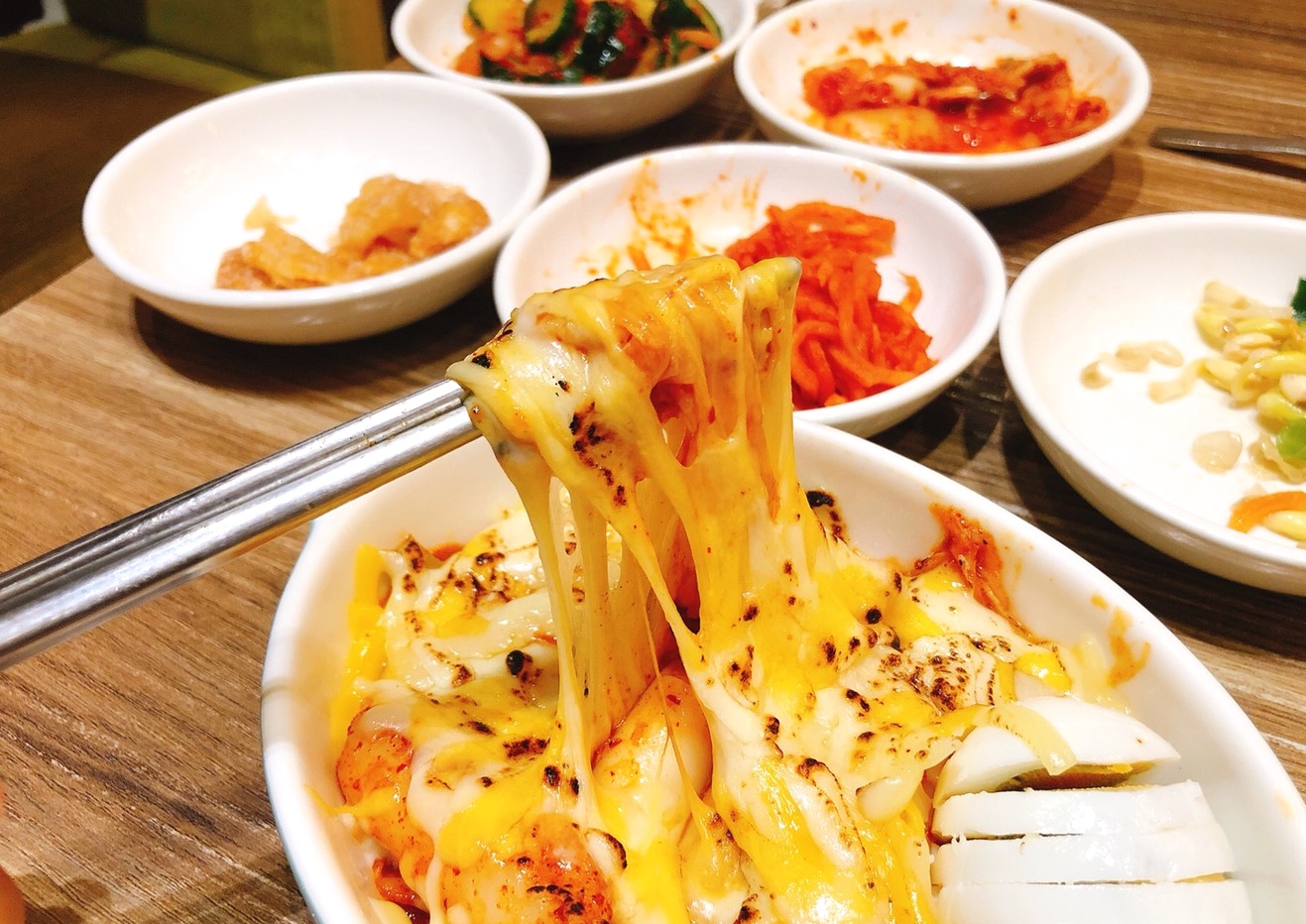 【食 韓食拌樂 bibim】大阪連鎖品牌(三井outlet分店)。韓式小菜無限吃到飽！天冷就是要吃韓國部隊鍋