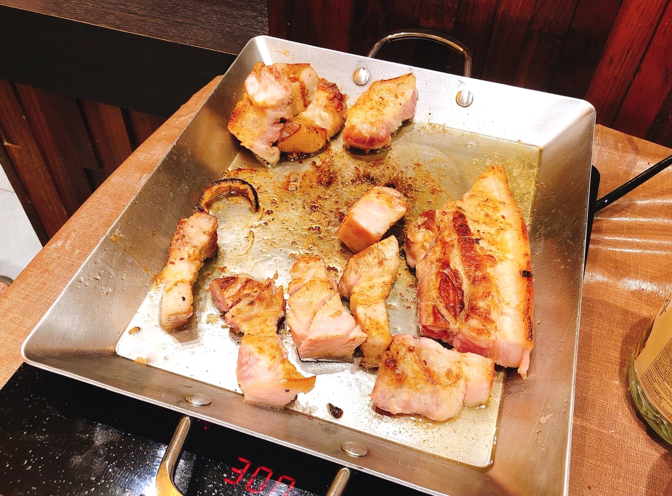 【食 韓食拌樂 bibim】大阪連鎖品牌(三井outlet分店)。韓式小菜無限吃到飽！天冷就是要吃韓國部隊鍋