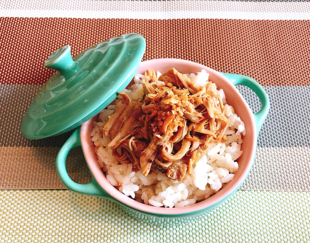 【食 雲嶺鮮雞】來自雲林真正的土雞專家。蒜頭土雞湯暖心又暖胃，禮盒包裝送禮首選！