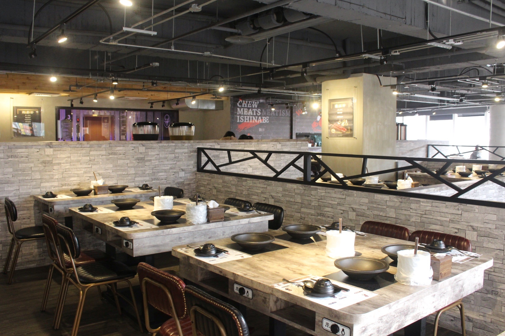 【食 嗑肉石鍋 (中壢店)】快來中美村大樓大嗑石鍋！痛風海鮮船＋肉滿滿拼盤～讓你吃到翻過去