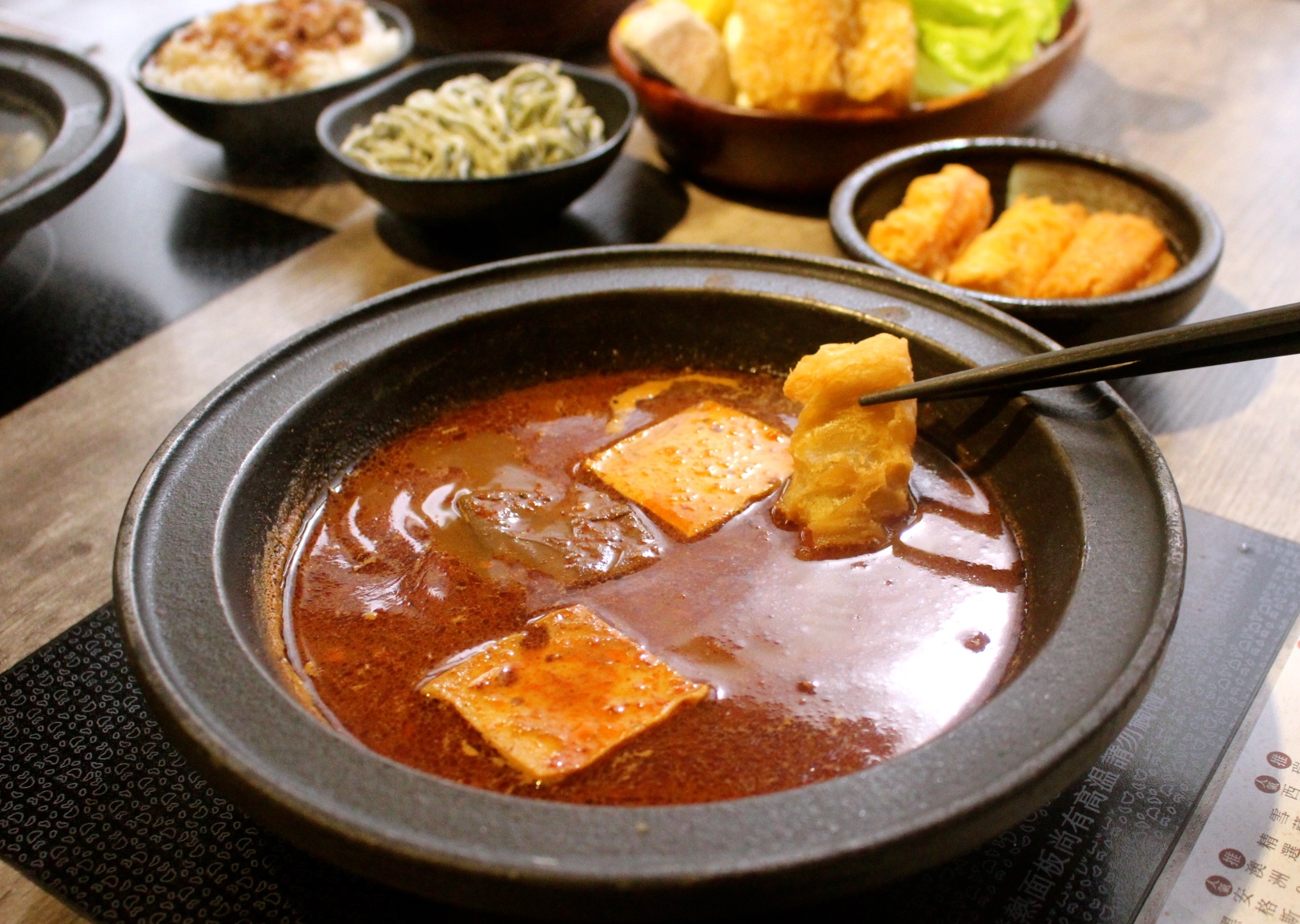 【食 嗑肉石鍋 (中壢店)】快來中美村大樓大嗑石鍋！痛風海鮮船＋肉滿滿拼盤～讓你吃到翻過去