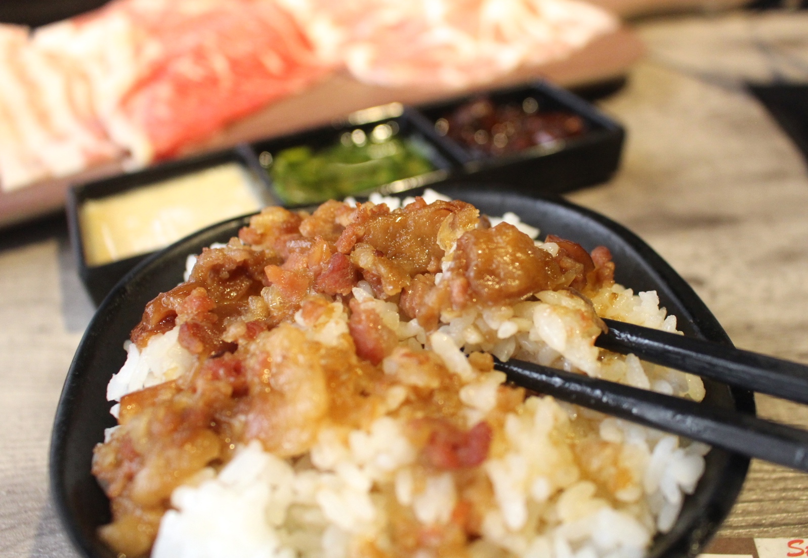 【食 嗑肉石鍋 (中壢店)】快來中美村大樓大嗑石鍋！痛風海鮮船＋肉滿滿拼盤～讓你吃到翻過去