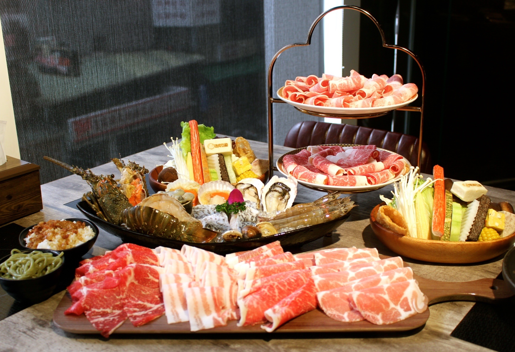 【食 嗑肉石鍋 (中壢店)】快來中美村大樓大嗑石鍋！痛風海鮮船＋肉滿滿拼盤～讓你吃到翻過去