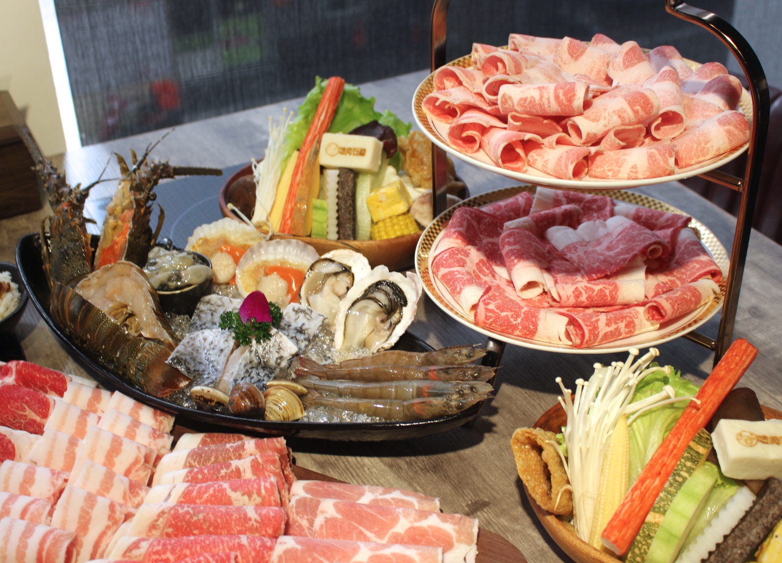 【食 嗑肉石鍋 (中壢店)】快來中美村大樓大嗑石鍋！痛風海鮮船＋肉滿滿拼盤～讓你吃到翻過去
