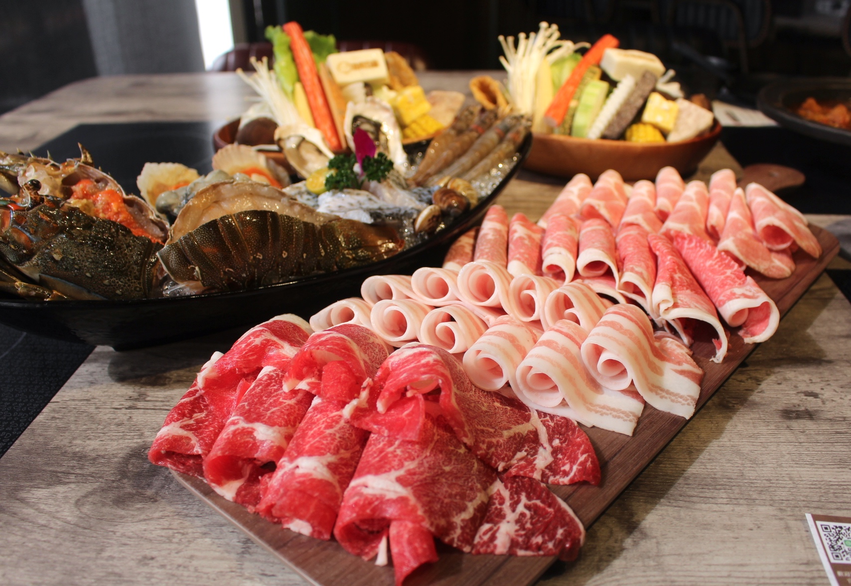 【食 嗑肉石鍋 (中壢店)】快來中美村大樓大嗑石鍋！痛風海鮮船＋肉滿滿拼盤～讓你吃到翻過去